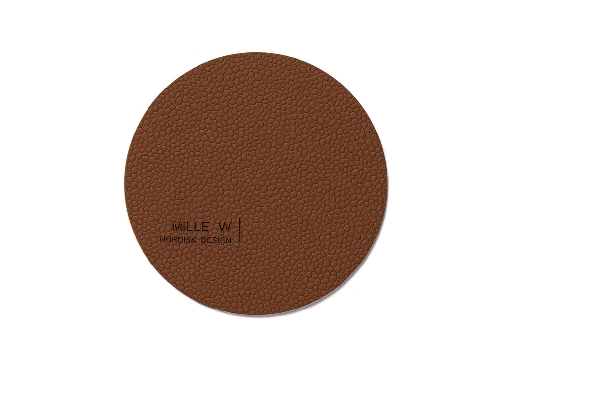 Runder Untersetzer in Cognac-Braun, Durchmesser 10 cm, Höhe 0.2 cm, als Pfannenuntersatz auf einer Tischoberfläche platziert.