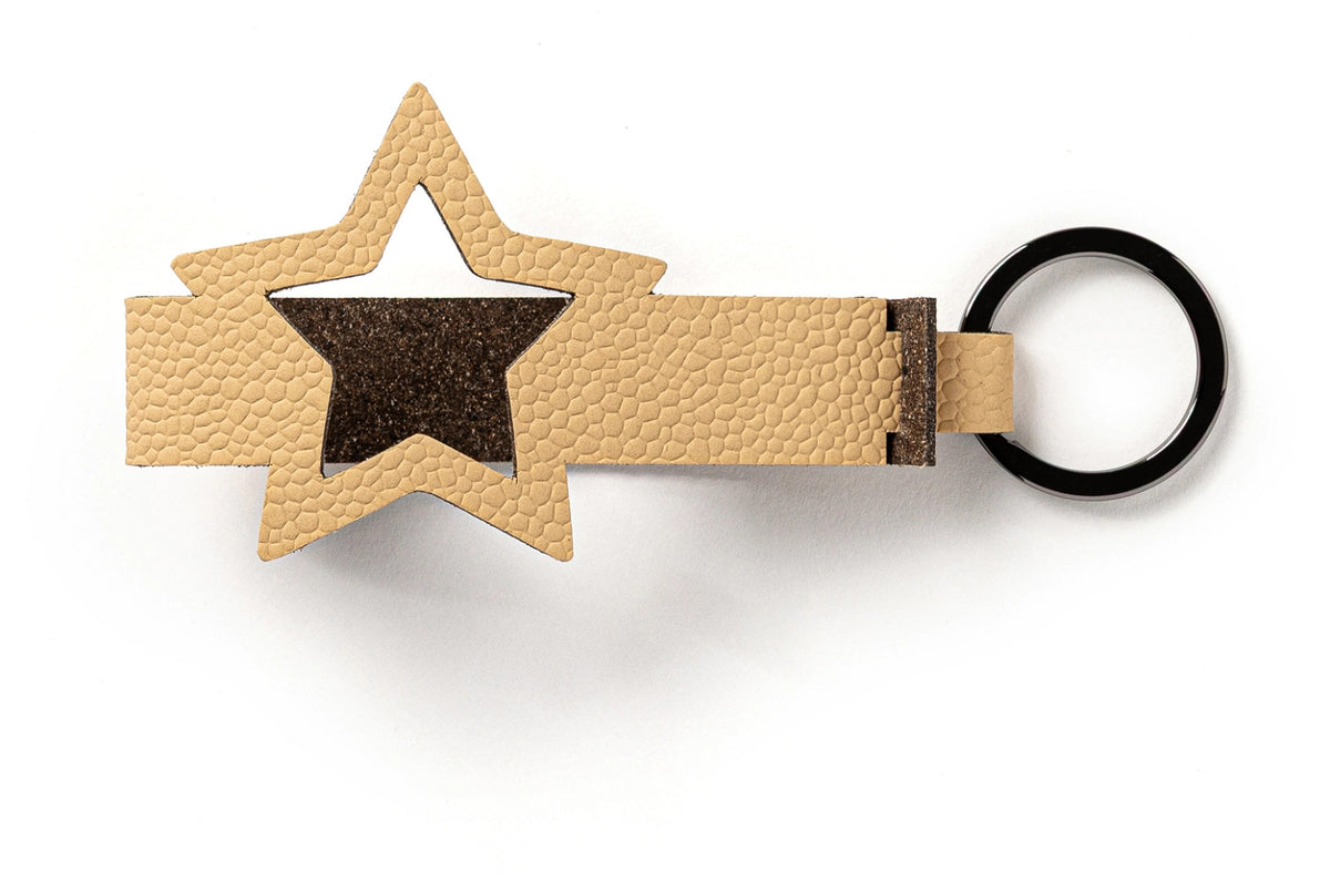 Flacher Schlüsselanhänger in Sternform, beige, mit Nickel-Ausführung