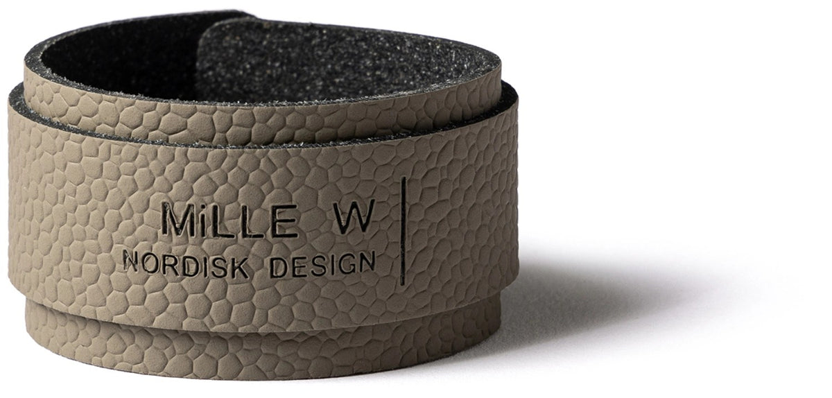 Grauer Serviettenring aus der Alchemy Churchill Serie von MiLLE W NORDISK DESIGN, quadratische Form, Masse 7x7x2.5cm.