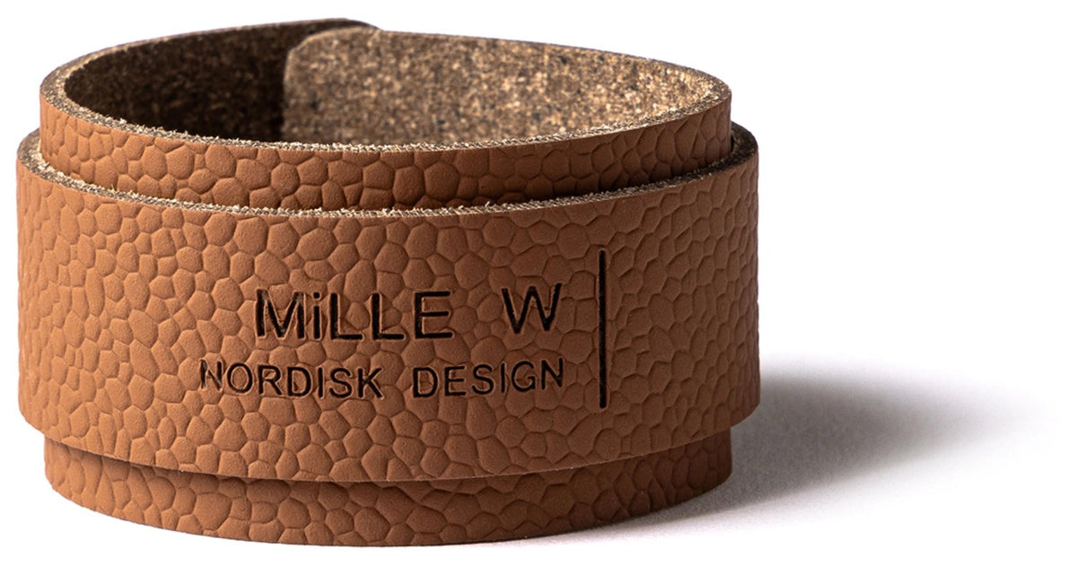 Runder Serviettenring in Braun (Cognac) aus der Alchemy Churchill Serie von MiLLE W NORDISK DESIGN, Masse 7x7x2.5 cm.