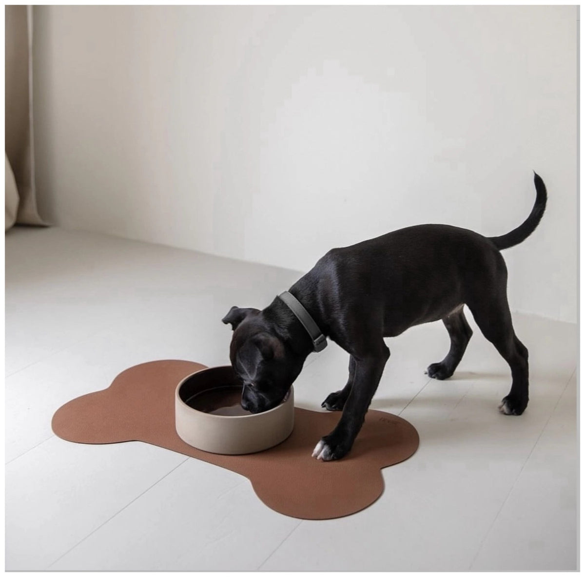 Flache braune Napfunterlage für Hunde, Grösse 50x30cm, Modell von MiLLE W NORDISK DESIGN aus der Alchemy Churchill Serie, Draufsicht.