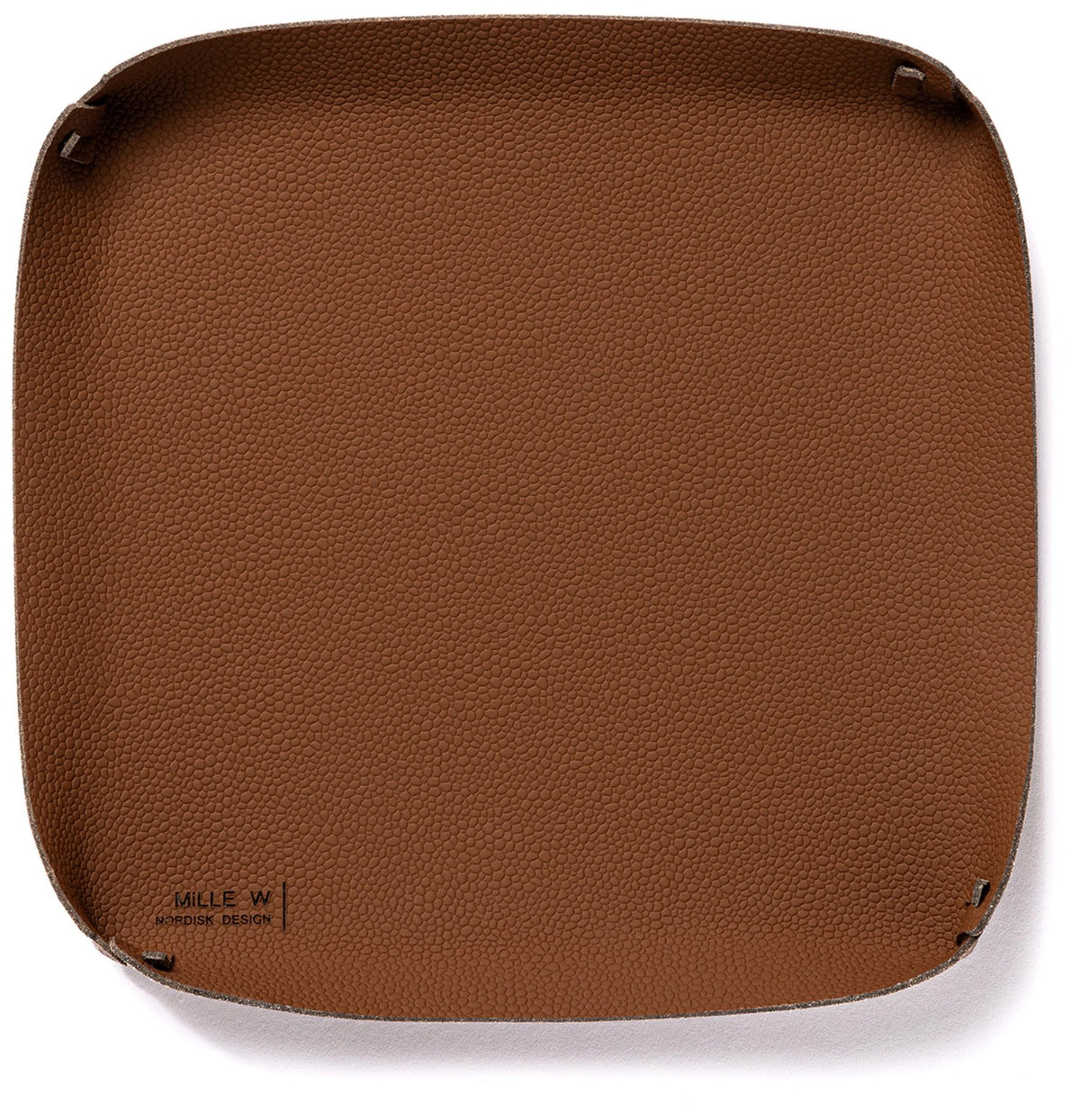 Braunes rechteckiges Tablett Stockholm Medium von MiLLE W NORDISK DESIGN, Grösse 20x20x2 cm, cognacfarbene Oberfläche in Draufsicht.