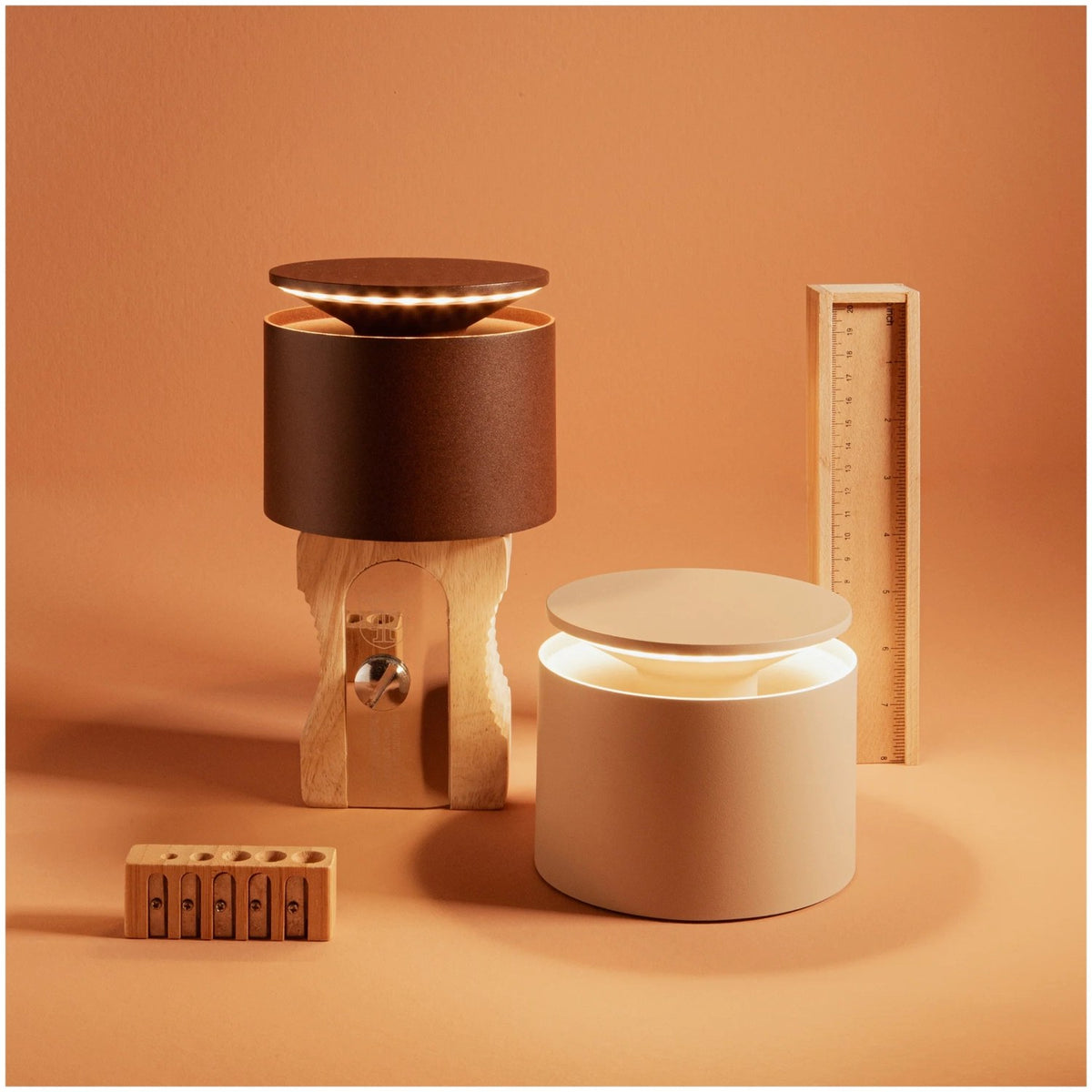 Beige Push-Up Tischlampe von Zafferano, rund, Durchmesser 12 cm, Höhe 8.3 cm, mit Touch-Schalter am Sockel und Ladestation.