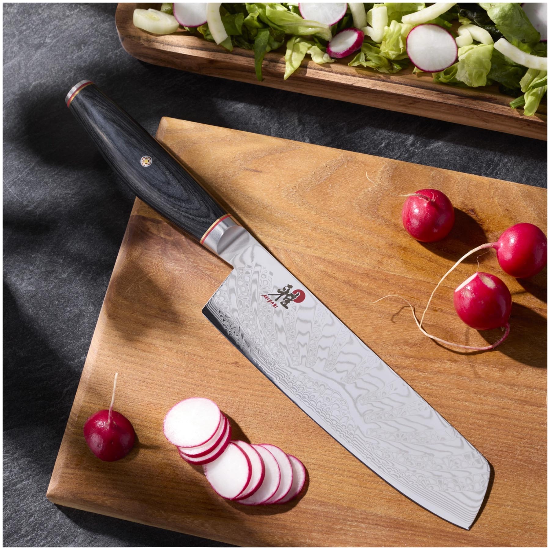 Hochwertiges Nakiri Küchenmesser von Miyabi, 17 cm, mit stilvollem Design und ergonomischem Griff, perfekt für feine Gemüseschneidetechniken.