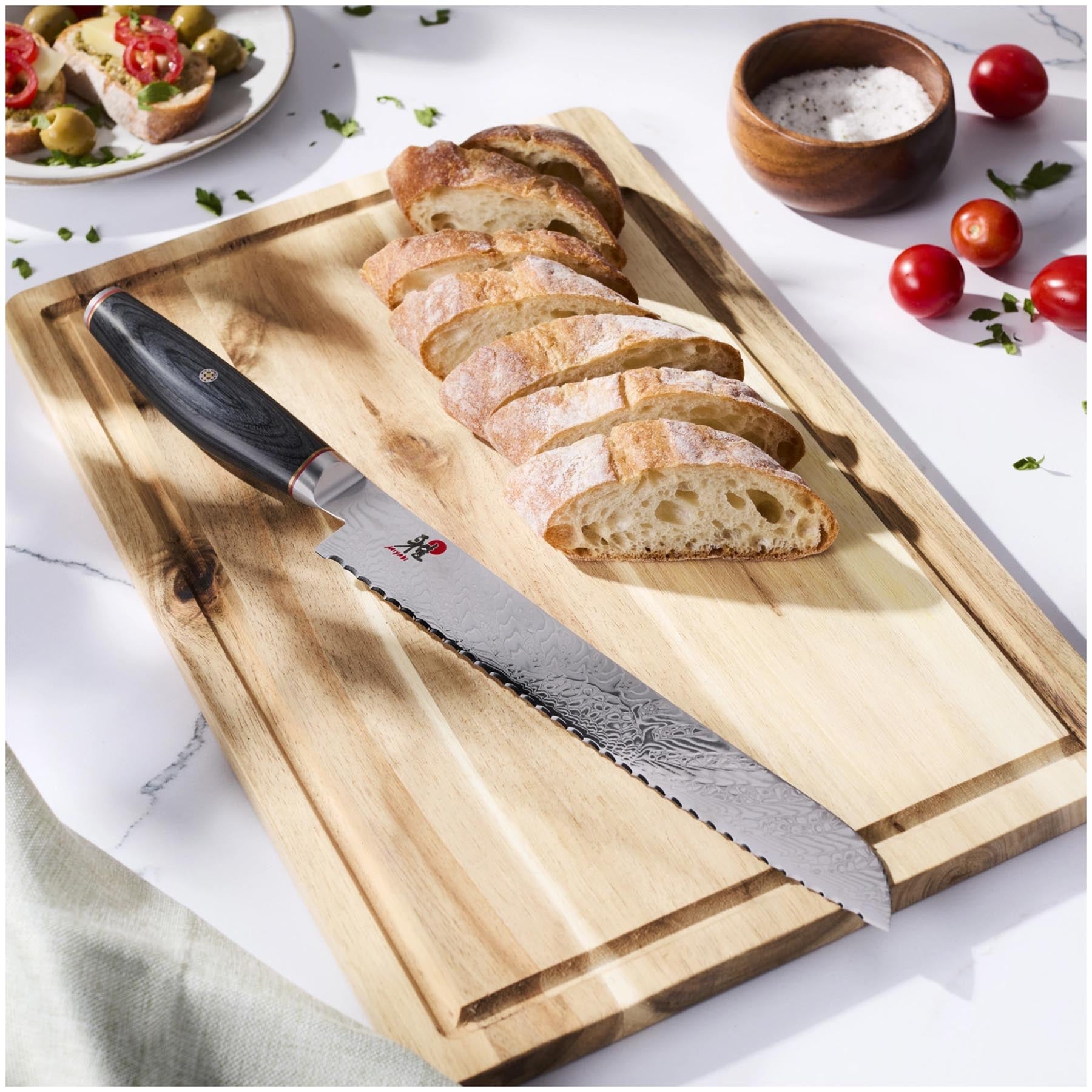 Elegantes Tenmei Brotmesser mit 23 cm Klinge, ideal für präzises Schneiden von Brot und Gebäck, präsentiert in stilvollem Schwarz.