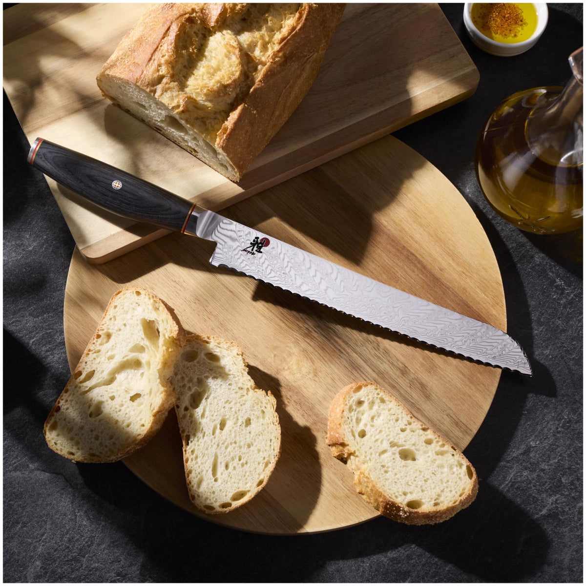 Tenmei Brotmesser 23cm in Schwarz präsentiert im Onlineshop von KAQTU Design AG. Brotmesser ist von Miyabi
