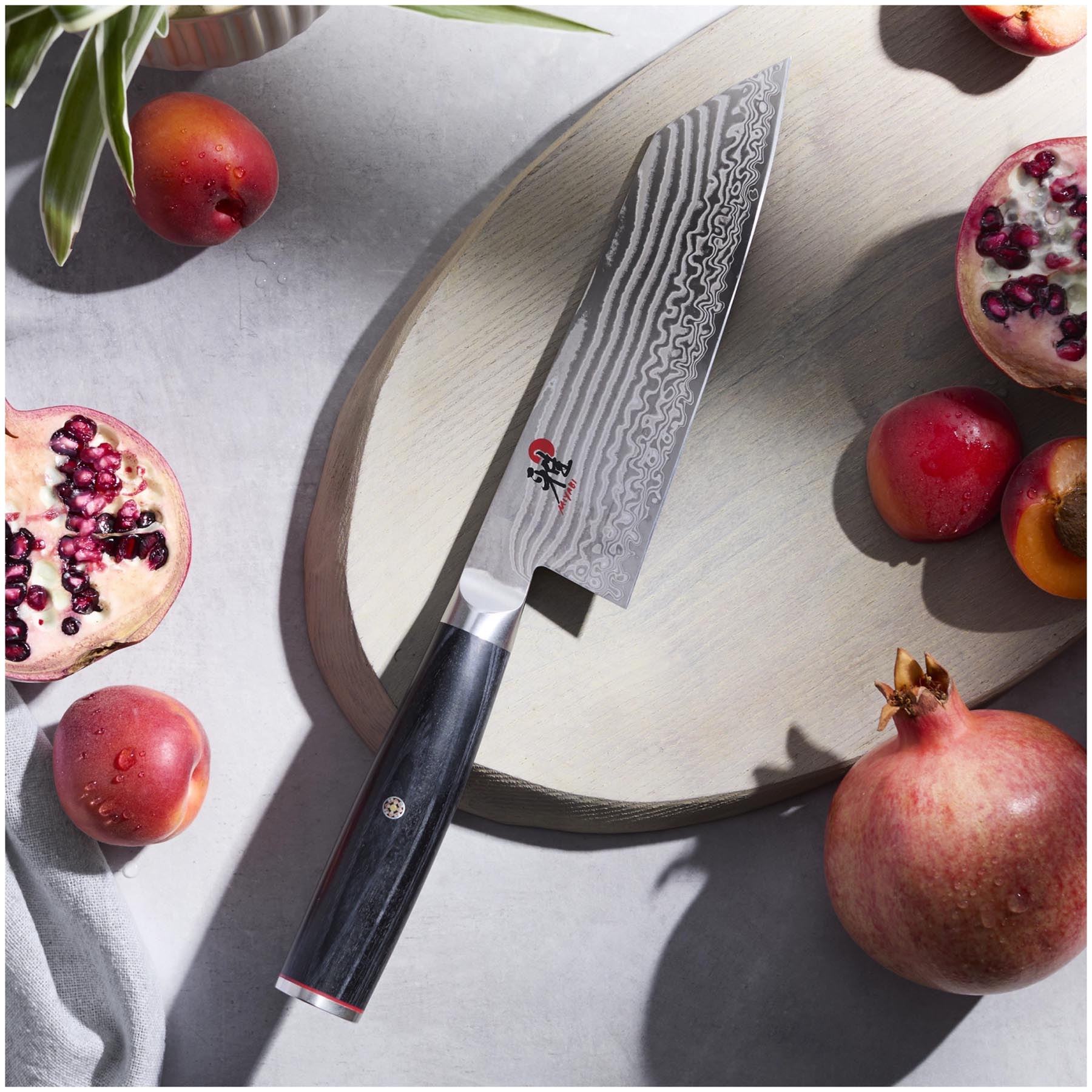 Elegantes 17 cm Bunka-Messer von Miyabi, ideal für präzise Schneidetechniken. Hochwertige Verarbeitung und stilvolles Design für Gourmet-Küchen.