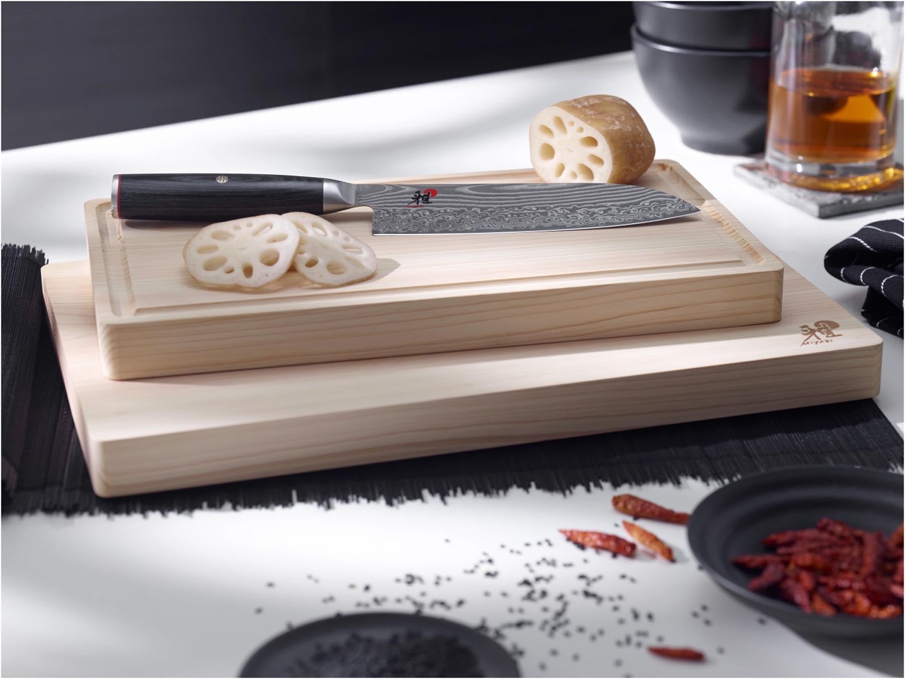 Elegantes Miyabi Bunka-Messer mit 17 cm Klinge, ideal für präzises Schneiden und kreative Kochtechniken in der gehobenen Küche.