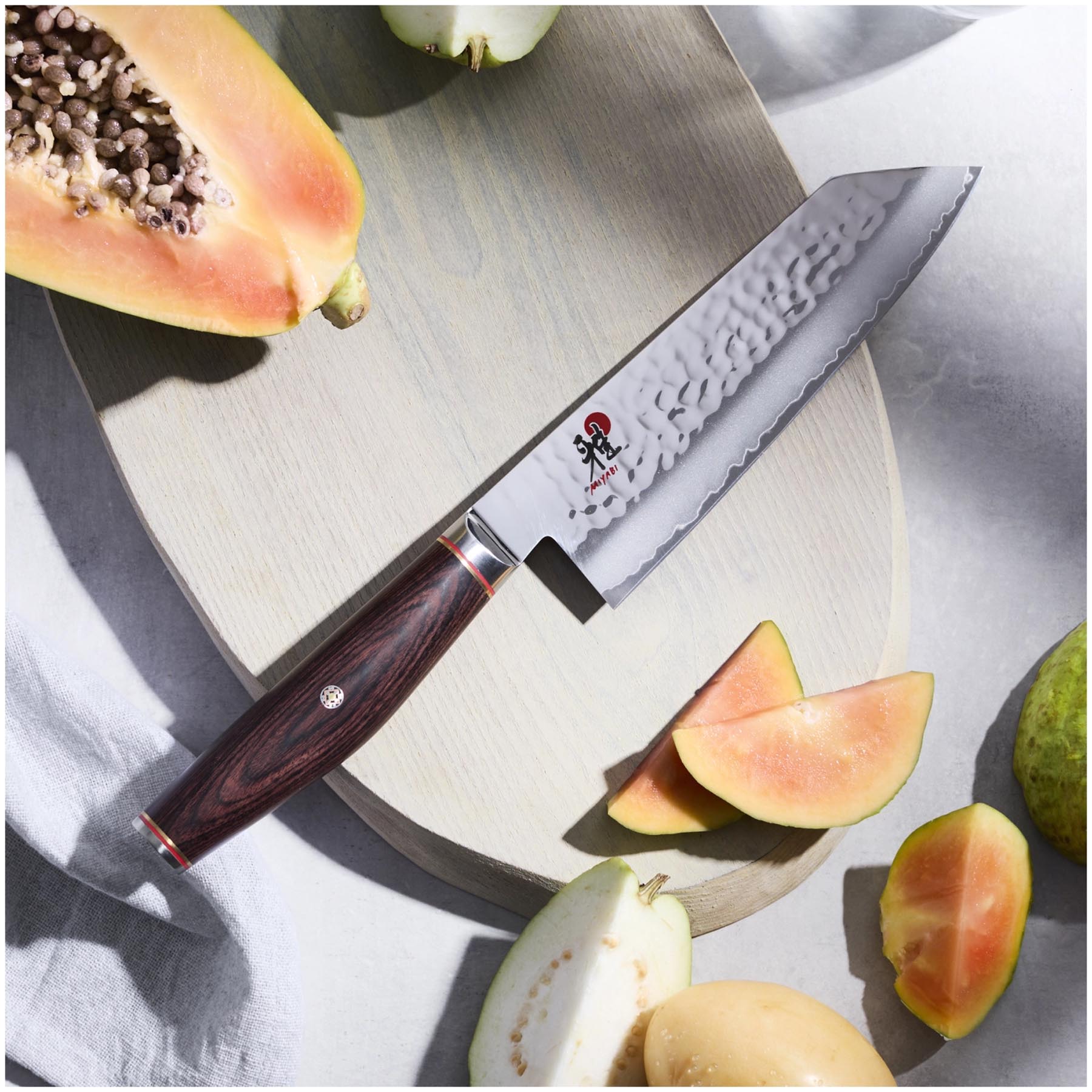 Elegantes 17 cm Bunka-Messer von Miyabi, gefertigt aus hochwertigem 6000 MCT-Stahl, ideal für präzises Schneiden in der modernen Küche.