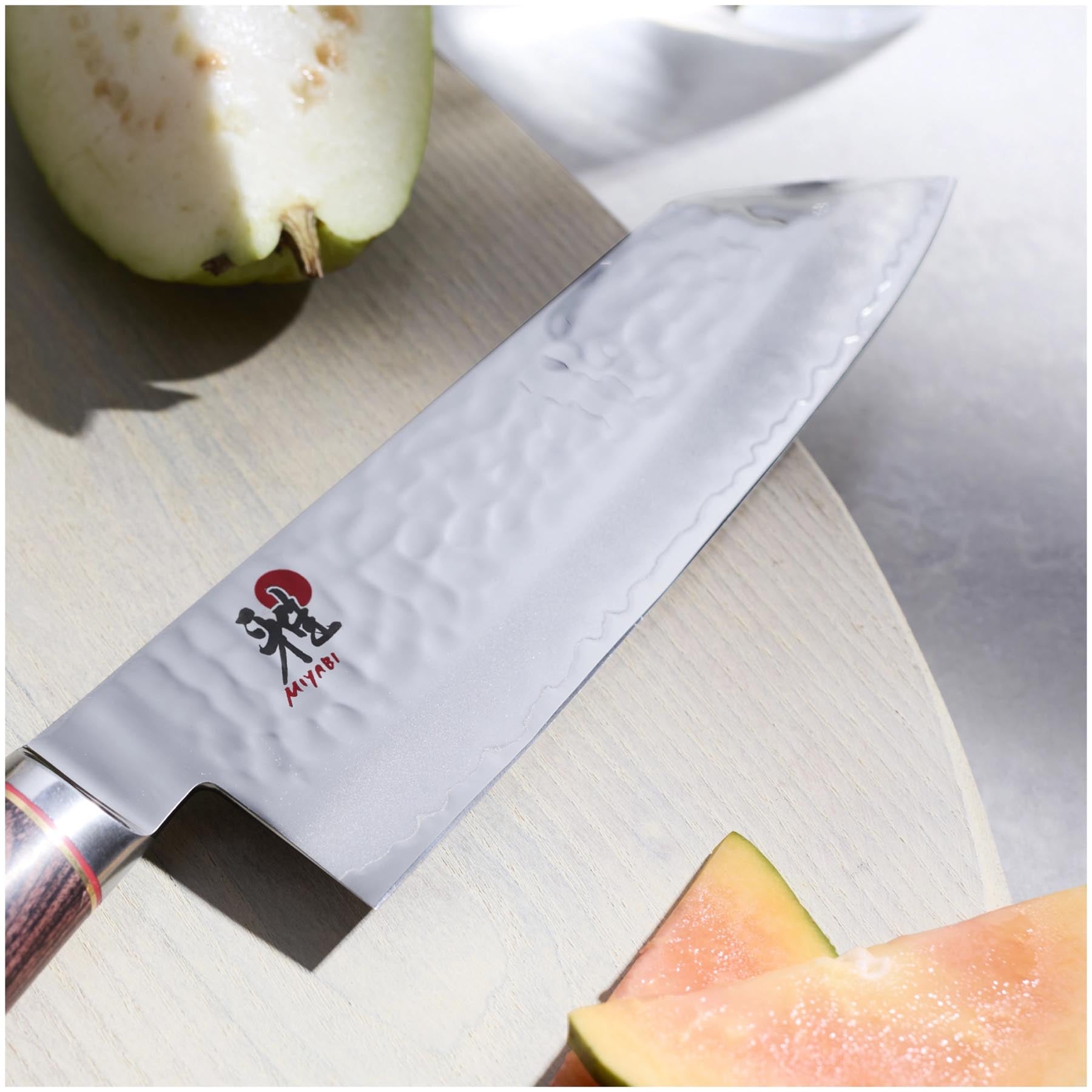 Elegantes 17 cm Bunka-Messer von Miyabi, gefertigt aus 6000 MCT-Stahl, ideal für präzise Schneidetechniken und stilvolles Kochen.
