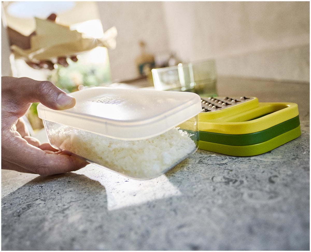 Multi-Grate & Store 3-in-1 Reibenset multi in Mehrfarbig präsentiert im Onlineshop von KAQTU Design AG. Reiben + Raffeln ist von Joseph Joseph