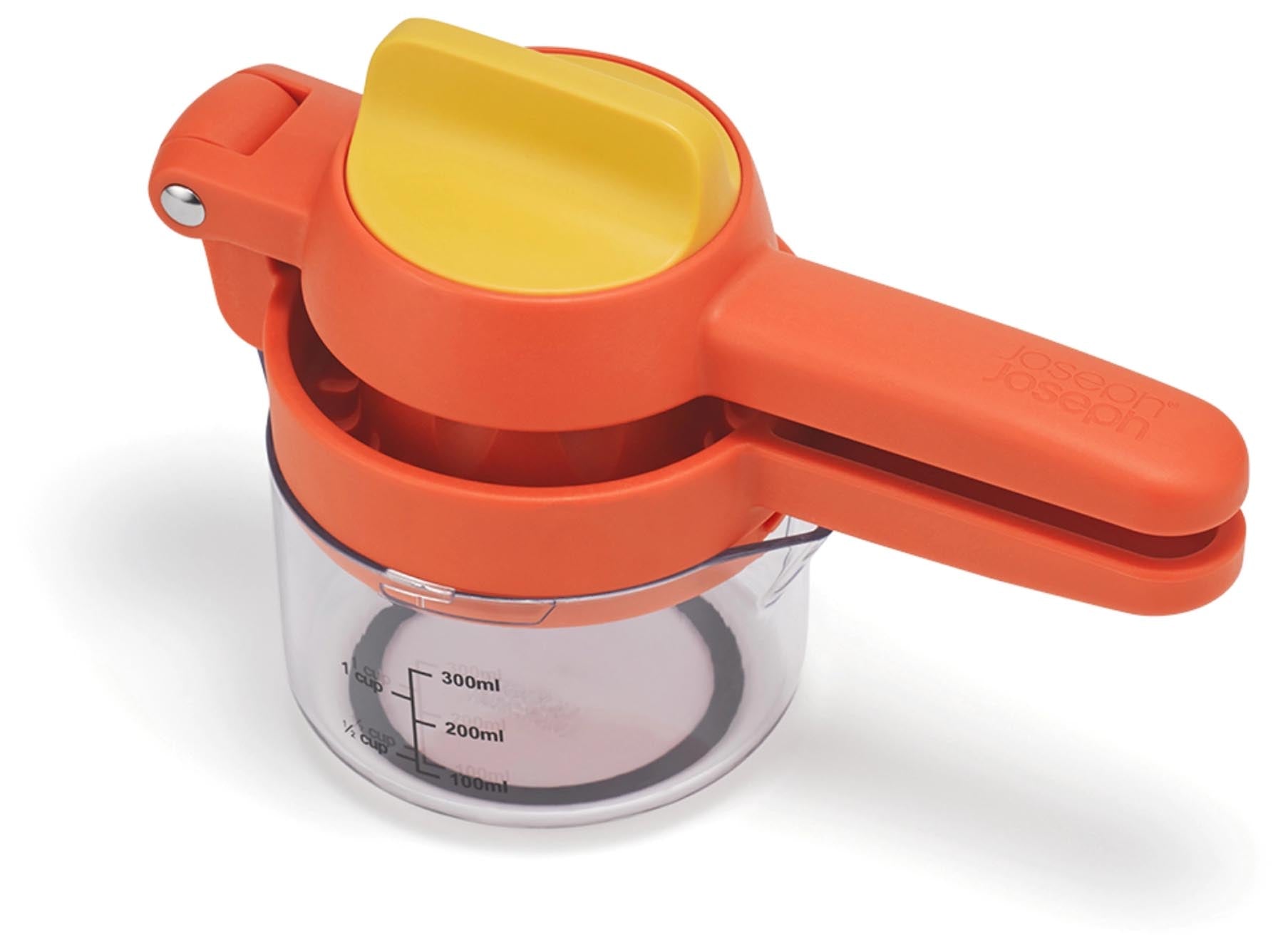 JuiceMax Plus Citrus Presse orange in Orange präsentiert im Onlineshop von KAQTU Design AG. Backutensilien ist von Joseph Joseph