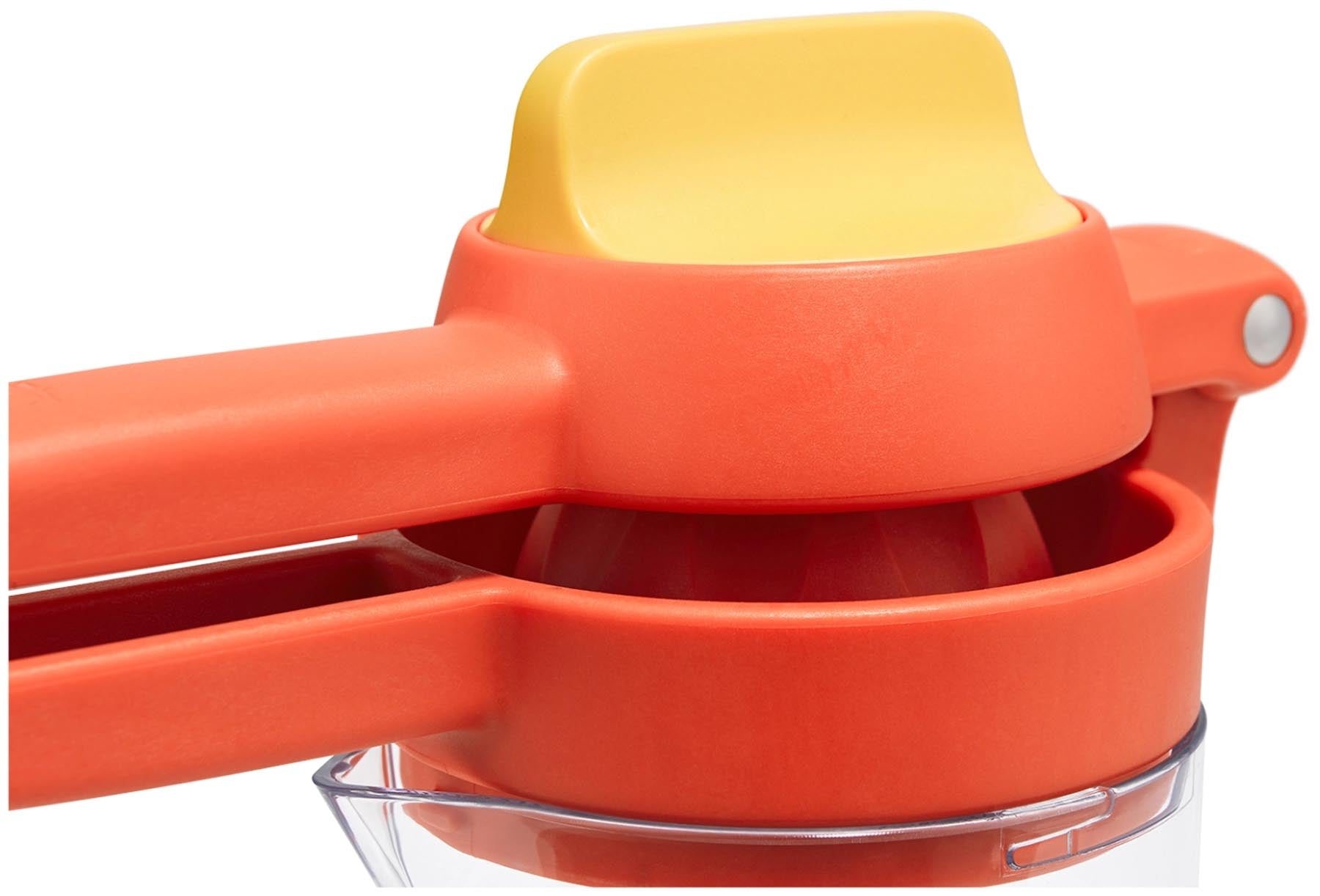 Die JuiceMax Plus Citrus Presse in strahlendem Orange von Joseph Joseph, perfekt für einfaches und effektives Auspressen von Orangen und Zitronen.