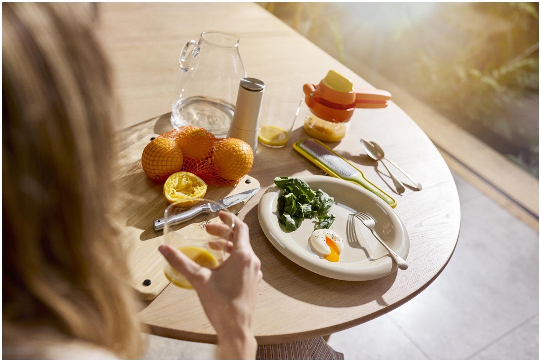Die JuiceMax Plus Citrus Presse in leuchtendem Orange von Joseph Joseph, ideal für die Zubereitung von frischem Zitrussaft mit stilvollem Design.