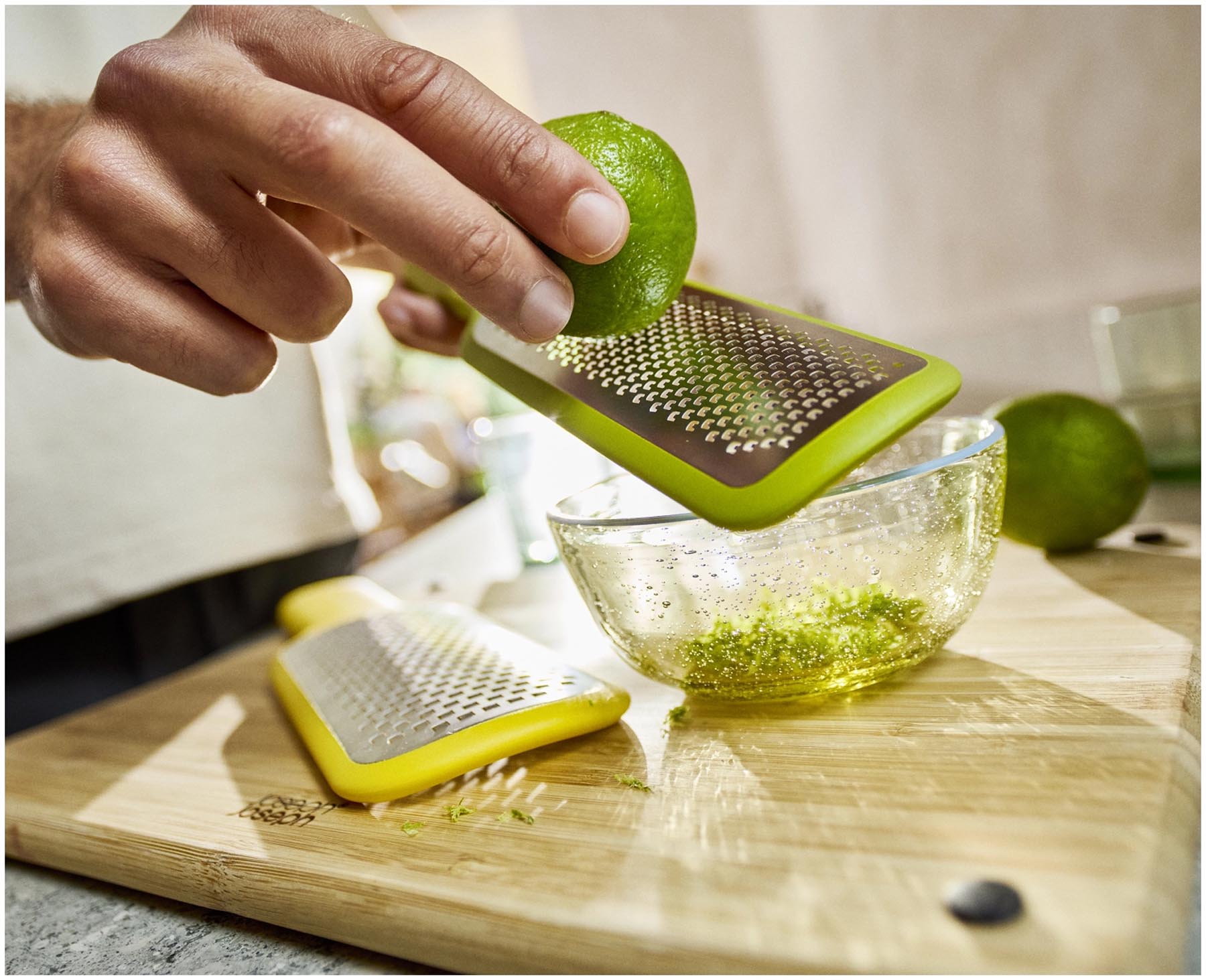 Zwei praktische Reiben in frischen Grün- und Gelbtönen, ideal zum Zesten und Reiben von Lebensmitteln, perfekt für kreative Küchen.