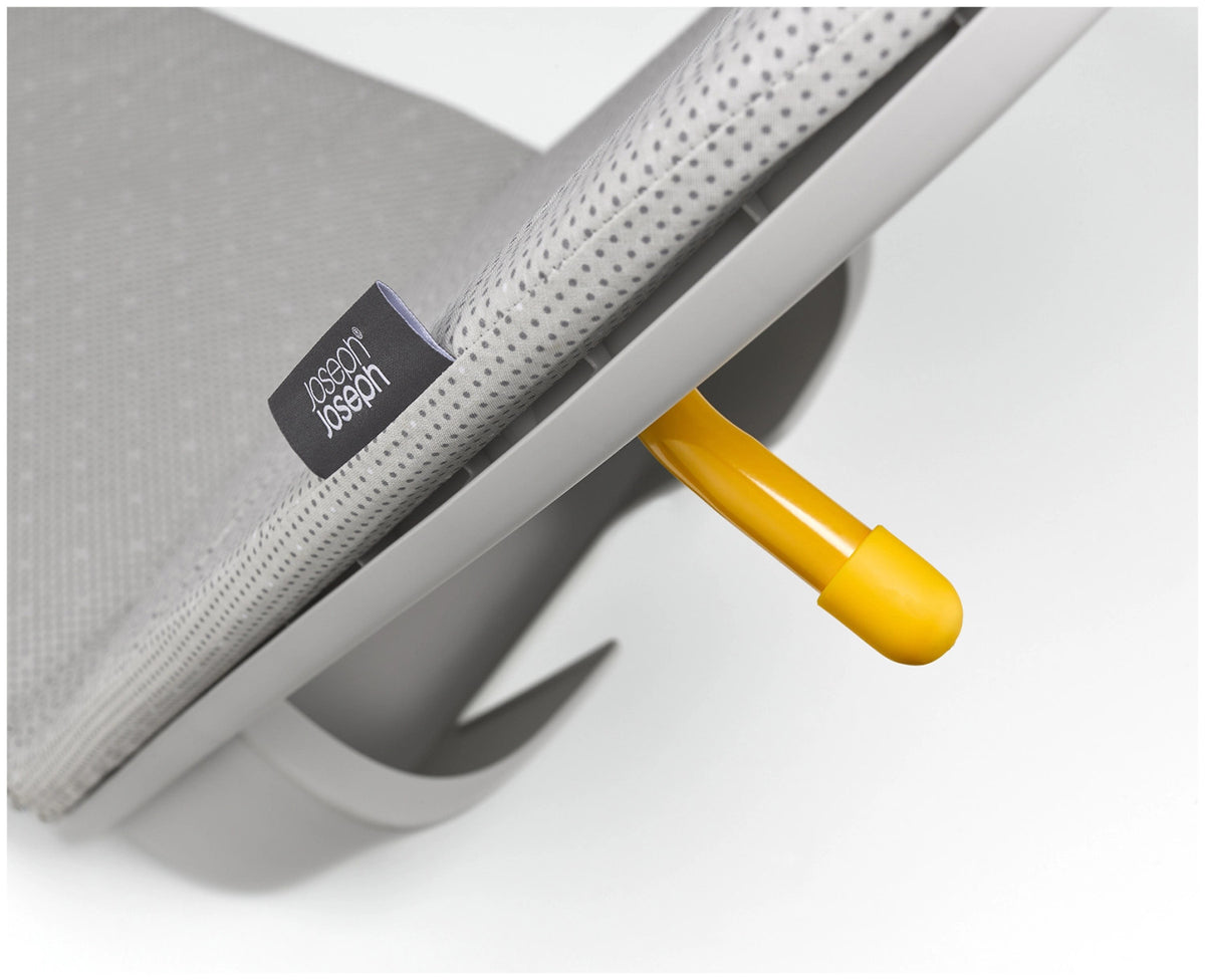 Pocket Max Bügelbrett ecru in Beige präsentiert im Onlineshop von KAQTU Design AG. Schneidbrett ist von Joseph Joseph