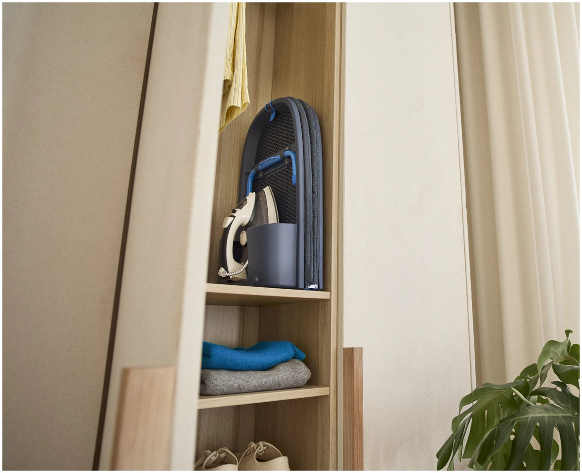 Pocket Max Plus Bügelbrett schwarz blau in Blau präsentiert im Onlineshop von KAQTU Design AG. Schneidbrett ist von Joseph Joseph