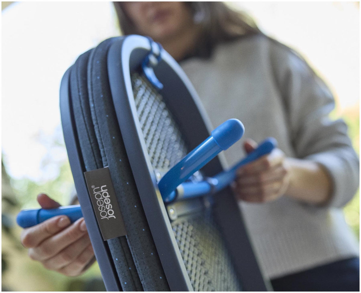 Pocket Max Plus Bügelbrett schwarz blau in Blau präsentiert im Onlineshop von KAQTU Design AG. Schneidbrett ist von Joseph Joseph