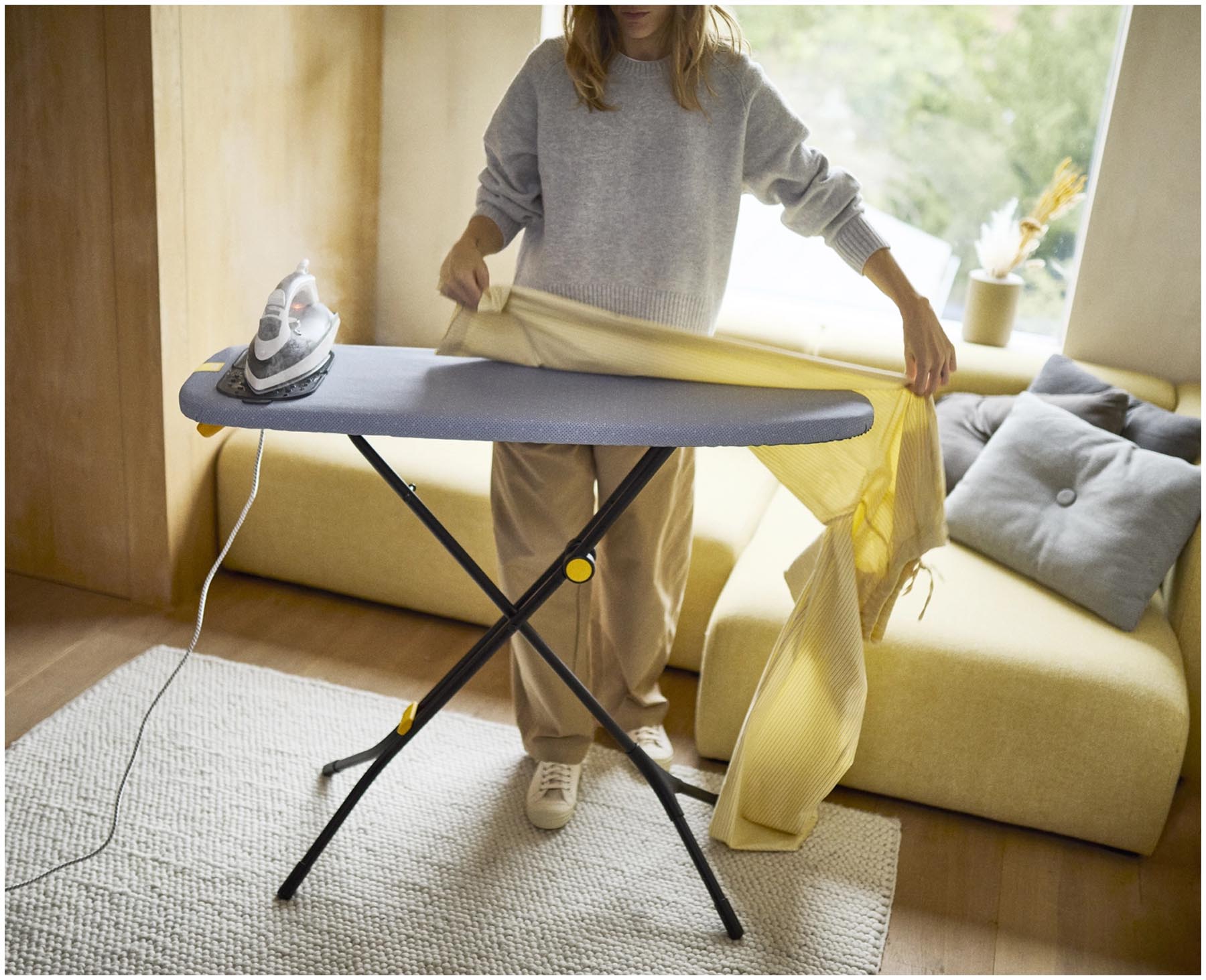 Stylisches und funktionales Glide Compact Bügelbrett in Grau und Gelb von Joseph Joseph, perfekt für platzsparendes Bügeln und moderne Wohnräume.