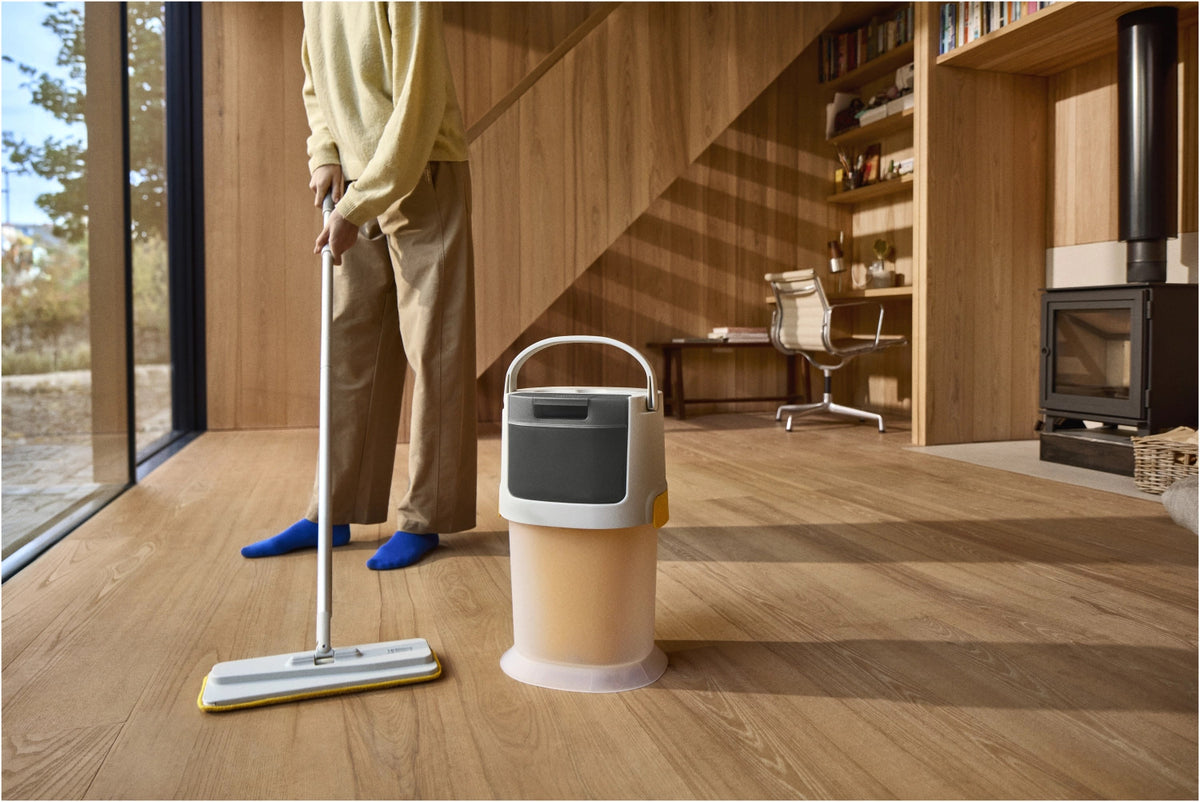 UltraClean Hartboden Reinigungssystem hellgrau in Grau präsentiert im Onlineshop von KAQTU Design AG. Reinigung & Wäsche ist von Joseph Joseph