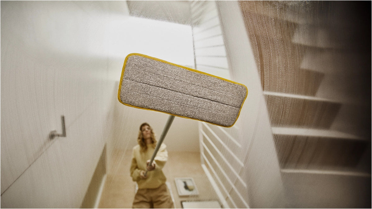 UltraClean Hartboden Reinigungssystem hellgrau in Grau präsentiert im Onlineshop von KAQTU Design AG. Reinigung & Wäsche ist von Joseph Joseph