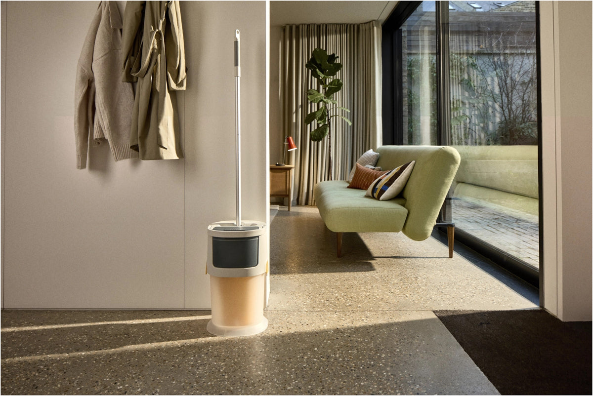 UltraClean Hartboden Reinigungssystem hellgrau in Grau präsentiert im Onlineshop von KAQTU Design AG. Reinigung & Wäsche ist von Joseph Joseph