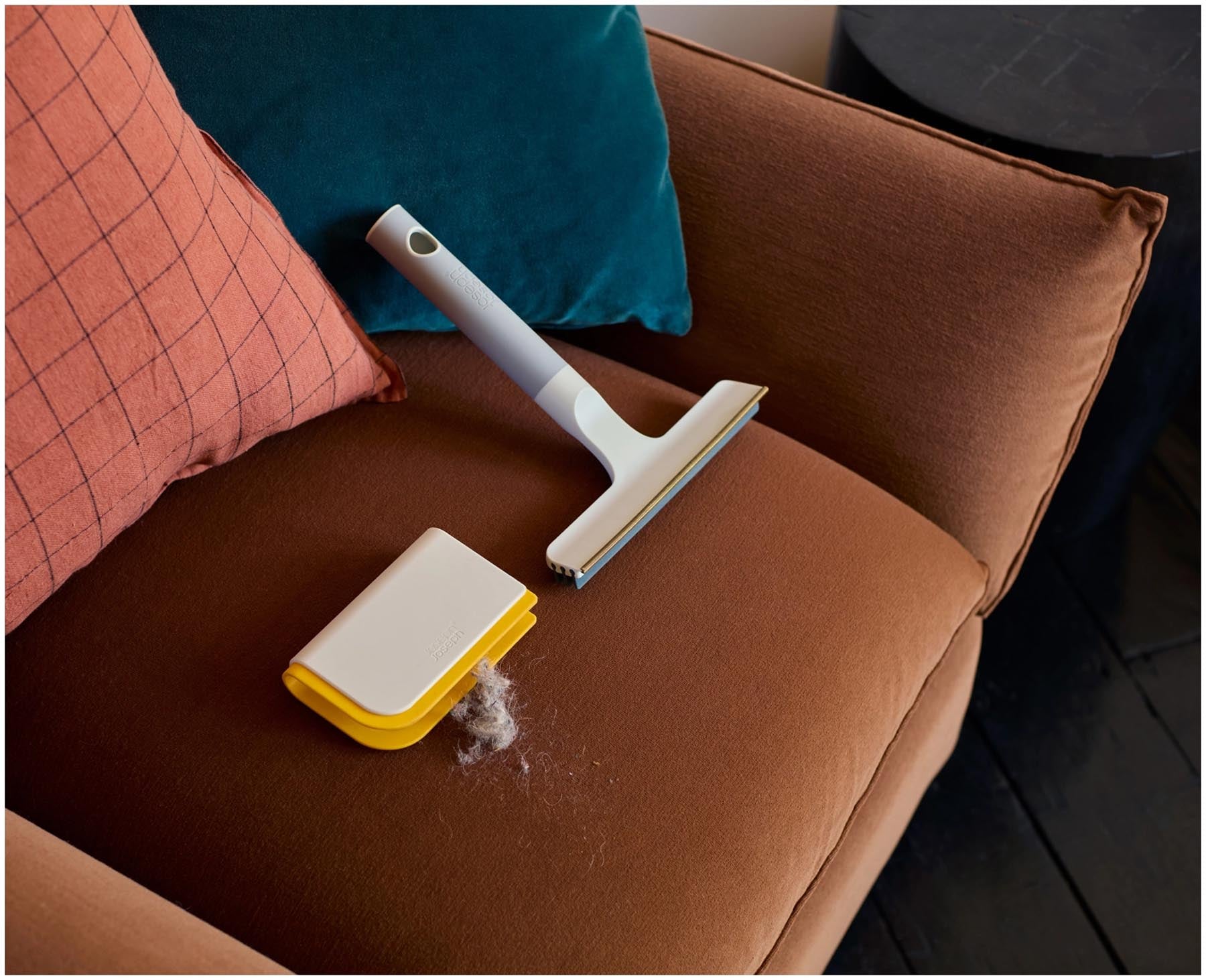 Praktisches 2-in-1 Teppichreinigungsgerät in modernem Hellgrau von Joseph Joseph, perfekt für schnelle und effektive Teppichpflege.