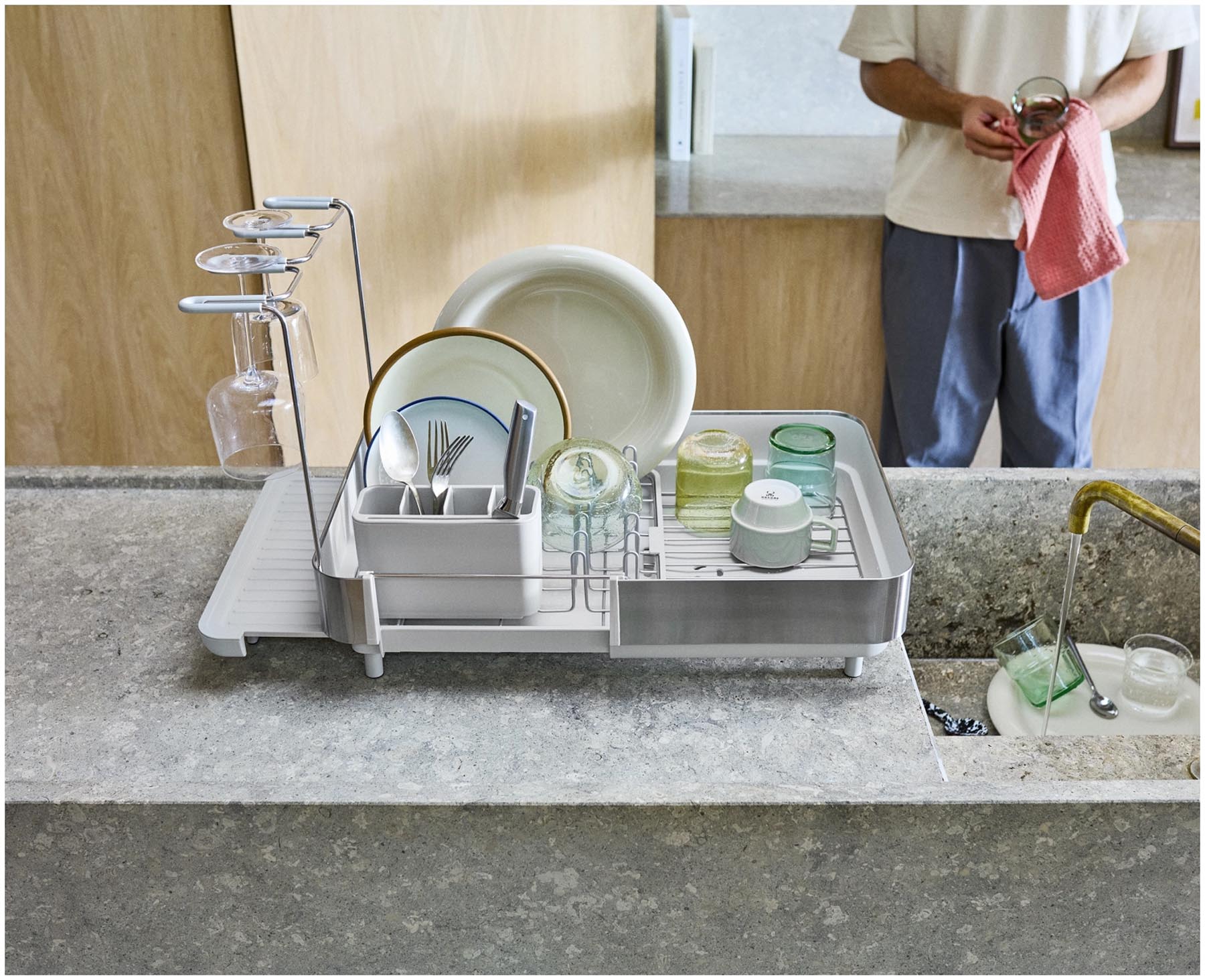 Eleganter Geschirrabtropfständer in hellem Grau von Joseph Joseph, perfekt für effizientes Abtropfen und stilvolle Kücheneinrichtung.