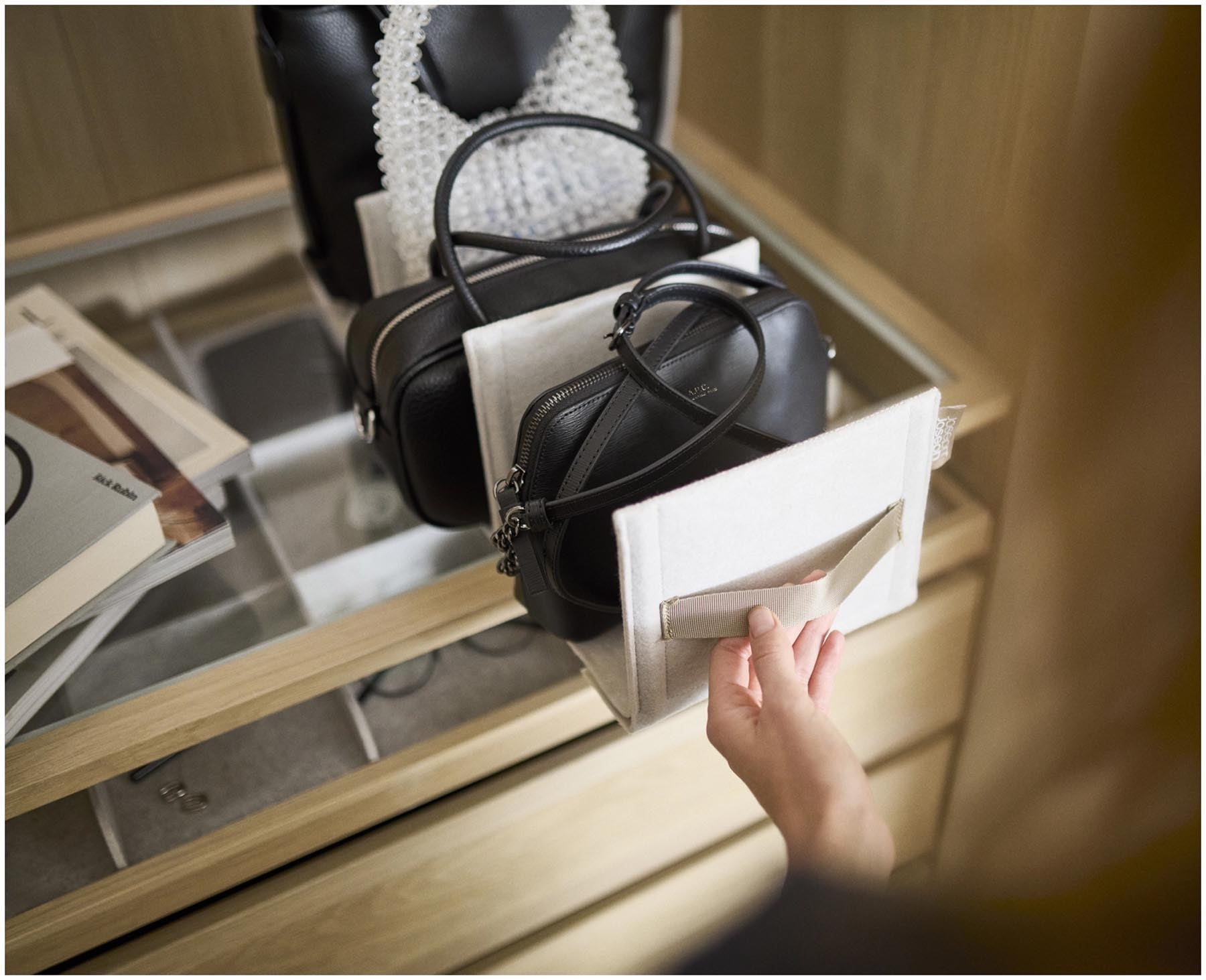 Praktischer Handtaschen Organizer in elegantem Ecru von Joseph Joseph, perfekt für die strukturierte Aufbewahrung von Essentials und persönlichen Utensilien.