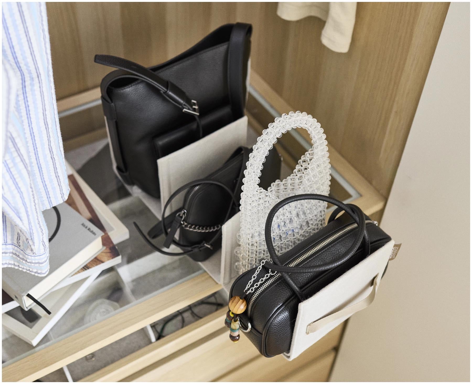 Praktischer Handtaschen Organizer in sanftem Ecru von Joseph Joseph, perfekt für die strukturierte Aufbewahrung von Essentials und Kleinigkeiten.