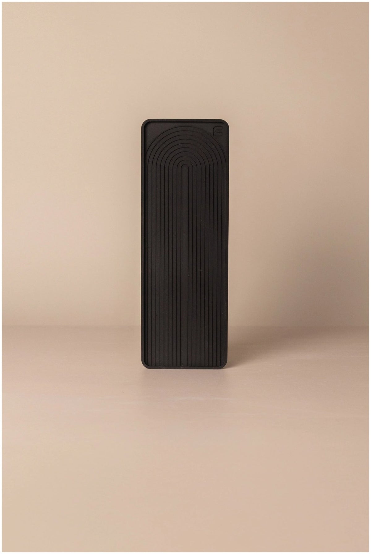 Schwarze Abtropfmatte aus Silikon von Nordesign mit strukturierter Oberfläche und nordischem Bogenmuster, Masse 28x10x1 cm.