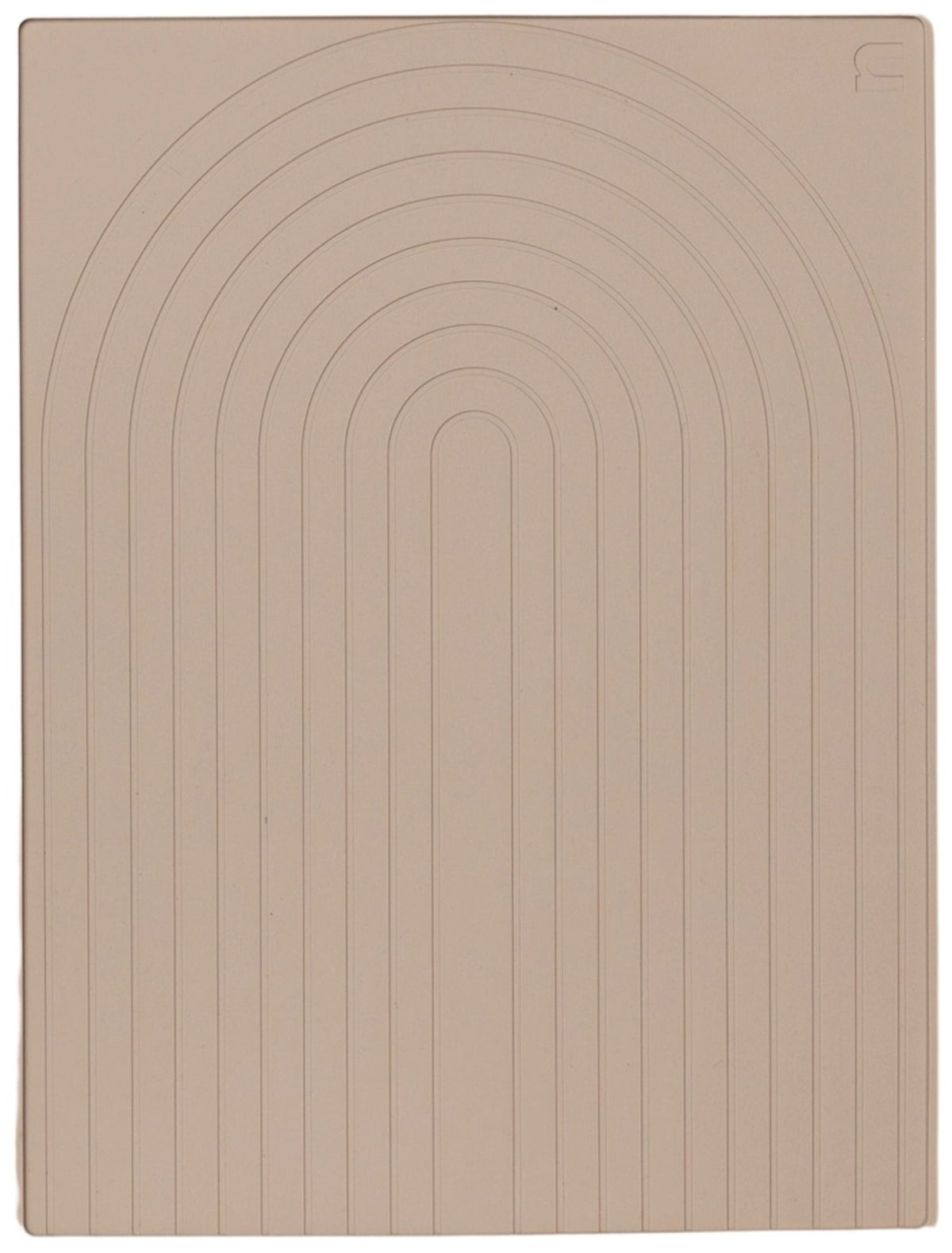 Beige Silikon-Abtropfmatte mit strukturierter Bogenmusteroberfläche und erhöhten Rillen, Masse 40 x 30 x 1.5 cm, auf einer Küchenarbeitsfläche.