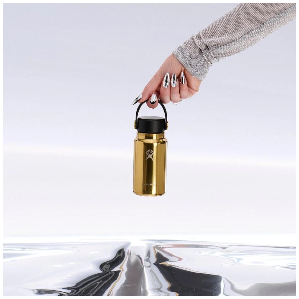 Trinkflasche Micro Hydro 200ml gold in Gold präsentiert im Onlineshop von KAQTU Design AG. Thermosflasche ist von Hydro Flask