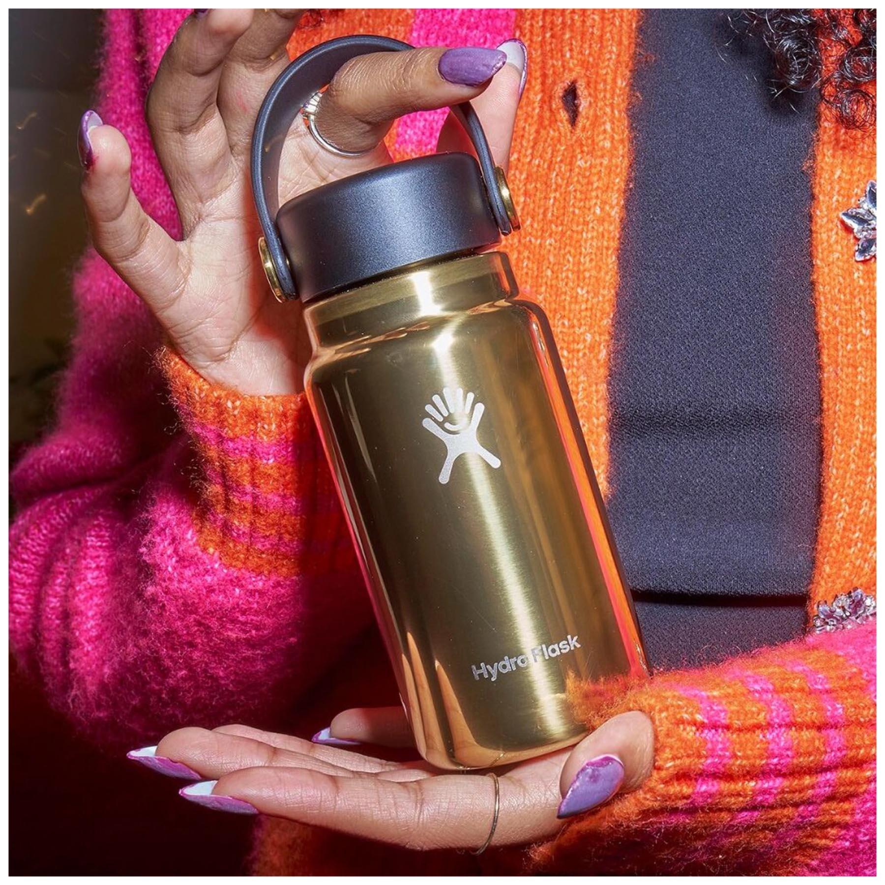 Stylische goldene Micro Hydro Trinkflasche (200ml) von Hydro Flask – perfekt für unterwegs, hält Getränke frisch und ist leicht zu transportieren.