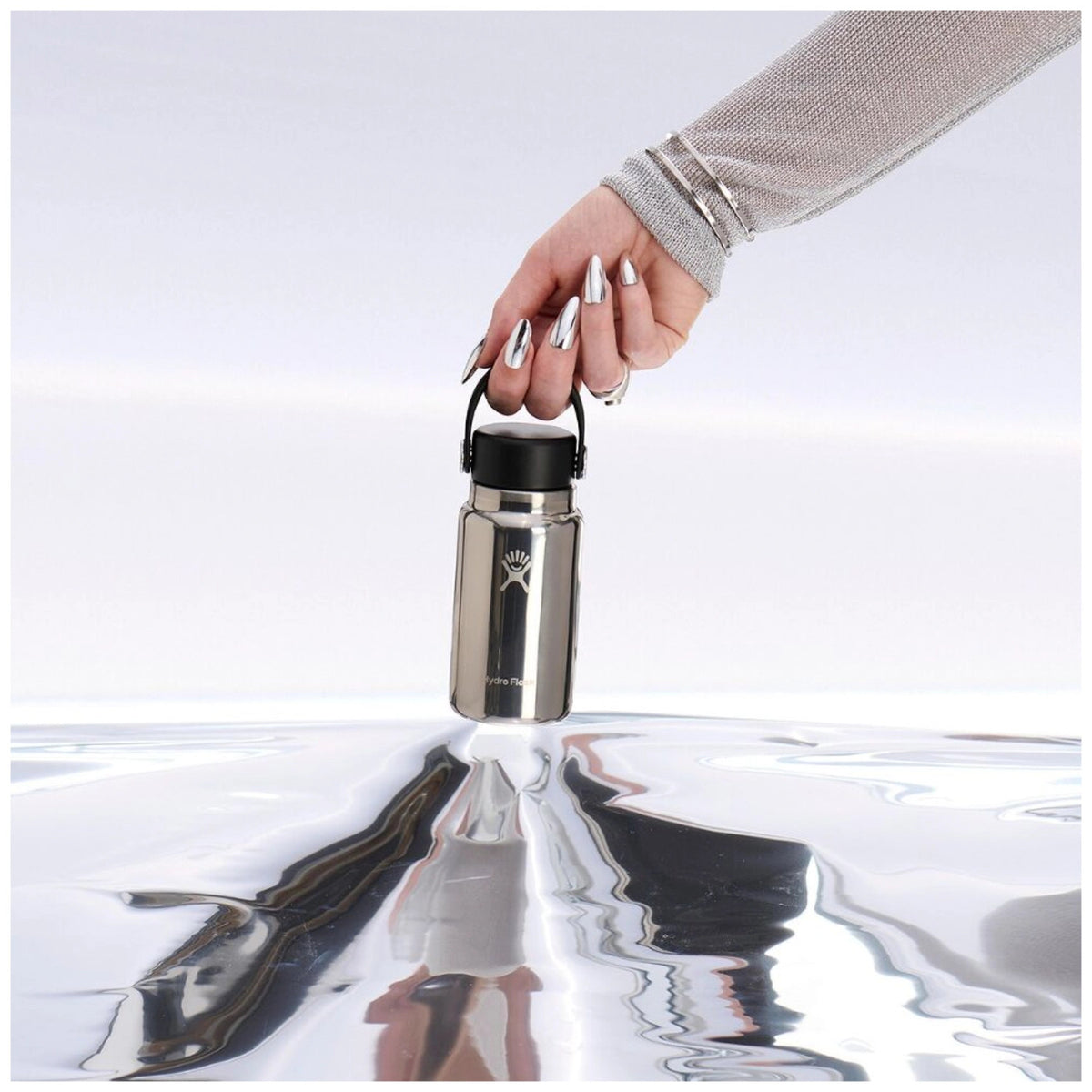 Trinkflasche Micro Hydro 200ml silver in Silber präsentiert im Onlineshop von KAQTU Design AG. Thermosflasche ist von Hydro Flask