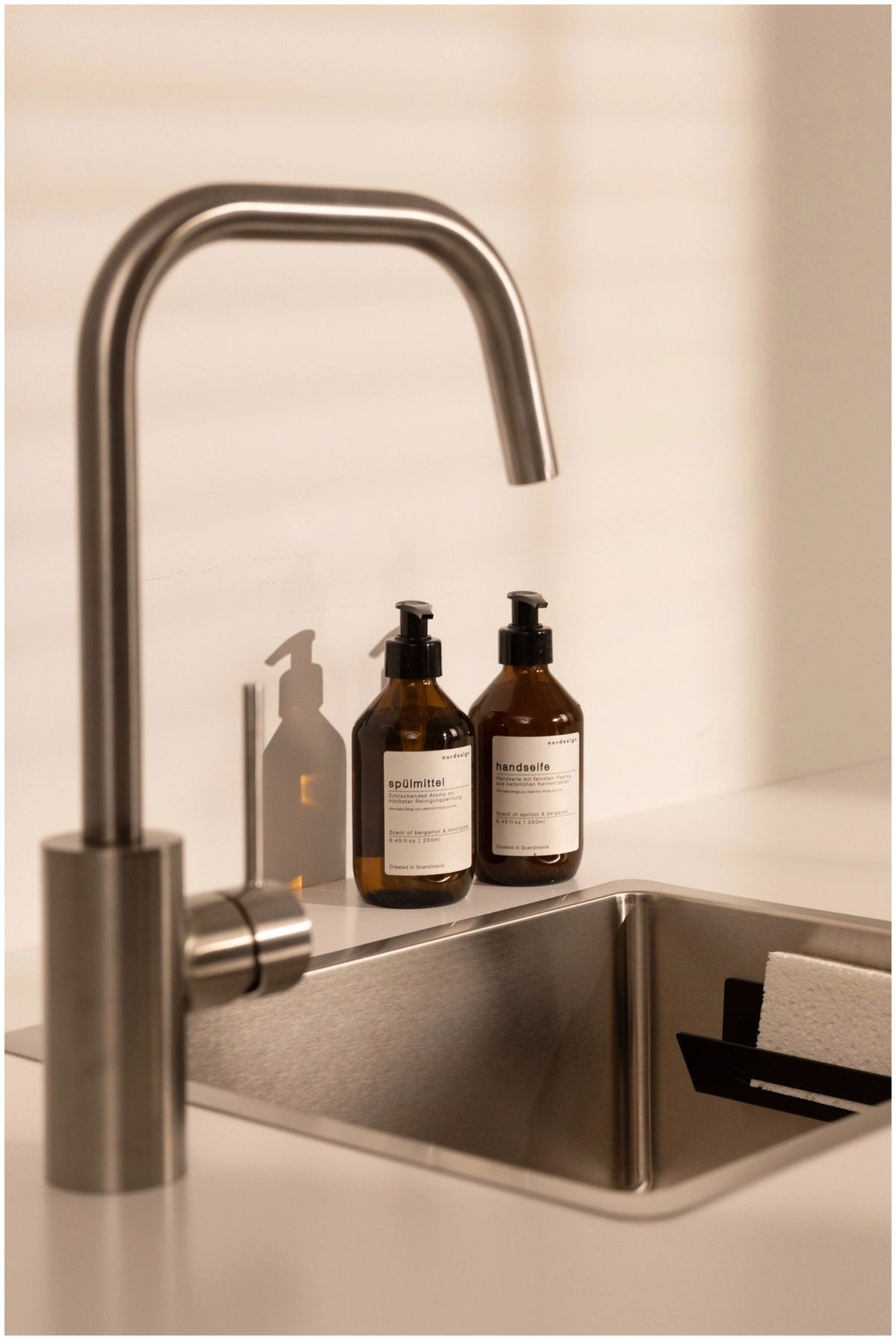Braune Handseife im Spender, 250ml, Duft Apricot & Bergamot, Masse 6x6x18cm, Marke Nordesign, mit Peeling-Effekt aus Oliven-Kernextrakten.