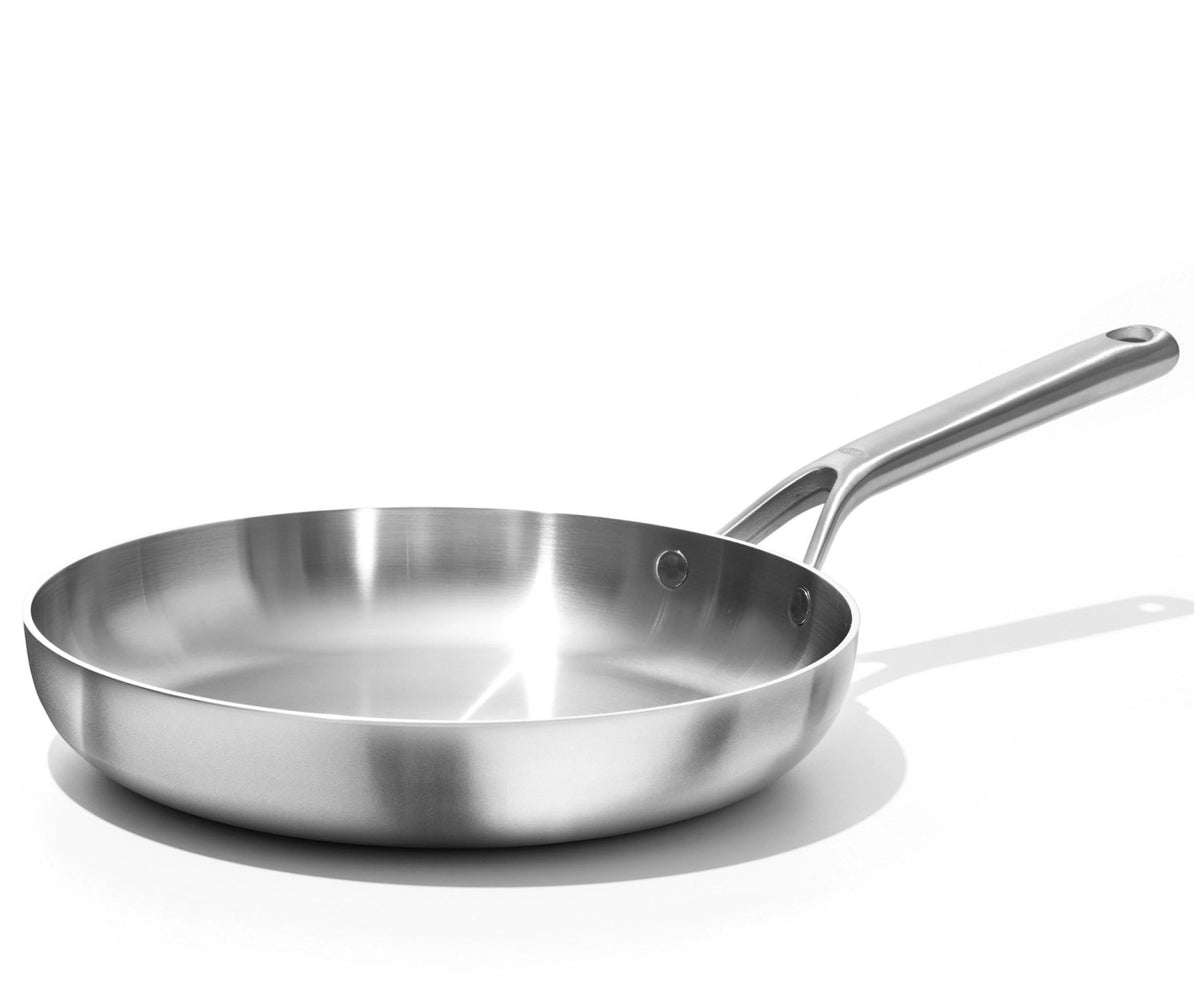 Edelstahl-Bratpfanne mit Aluminiumkern, chromstahlfarbenem Korpus und konturiertem Griff, Ansicht von oben und seitlich.