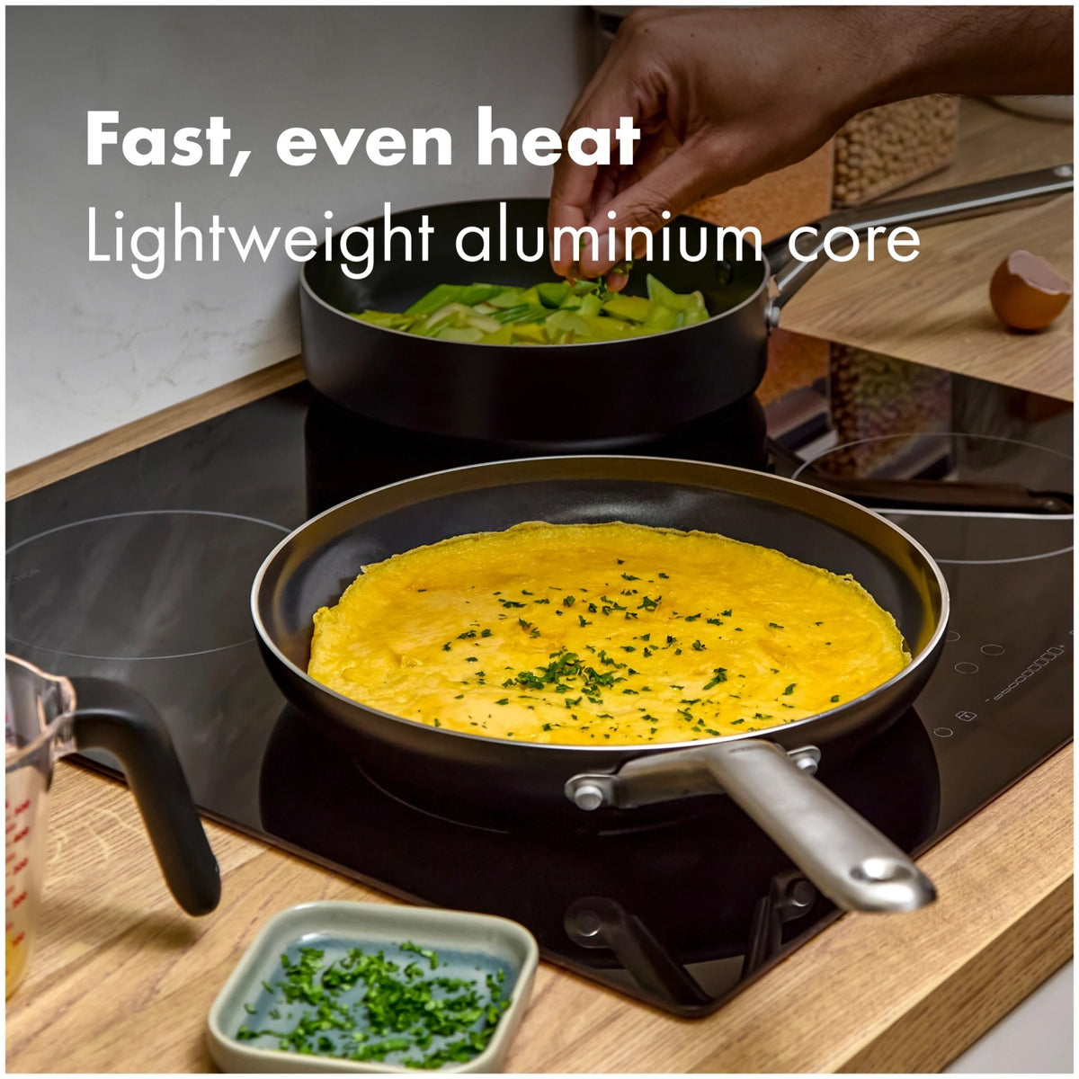 Schwarze Bratpfanne mit 20cm Durchmesser, Aluminiumkörper, keramischer Antihaftbeschichtung und Edelstahlgriff, Marke OXO.