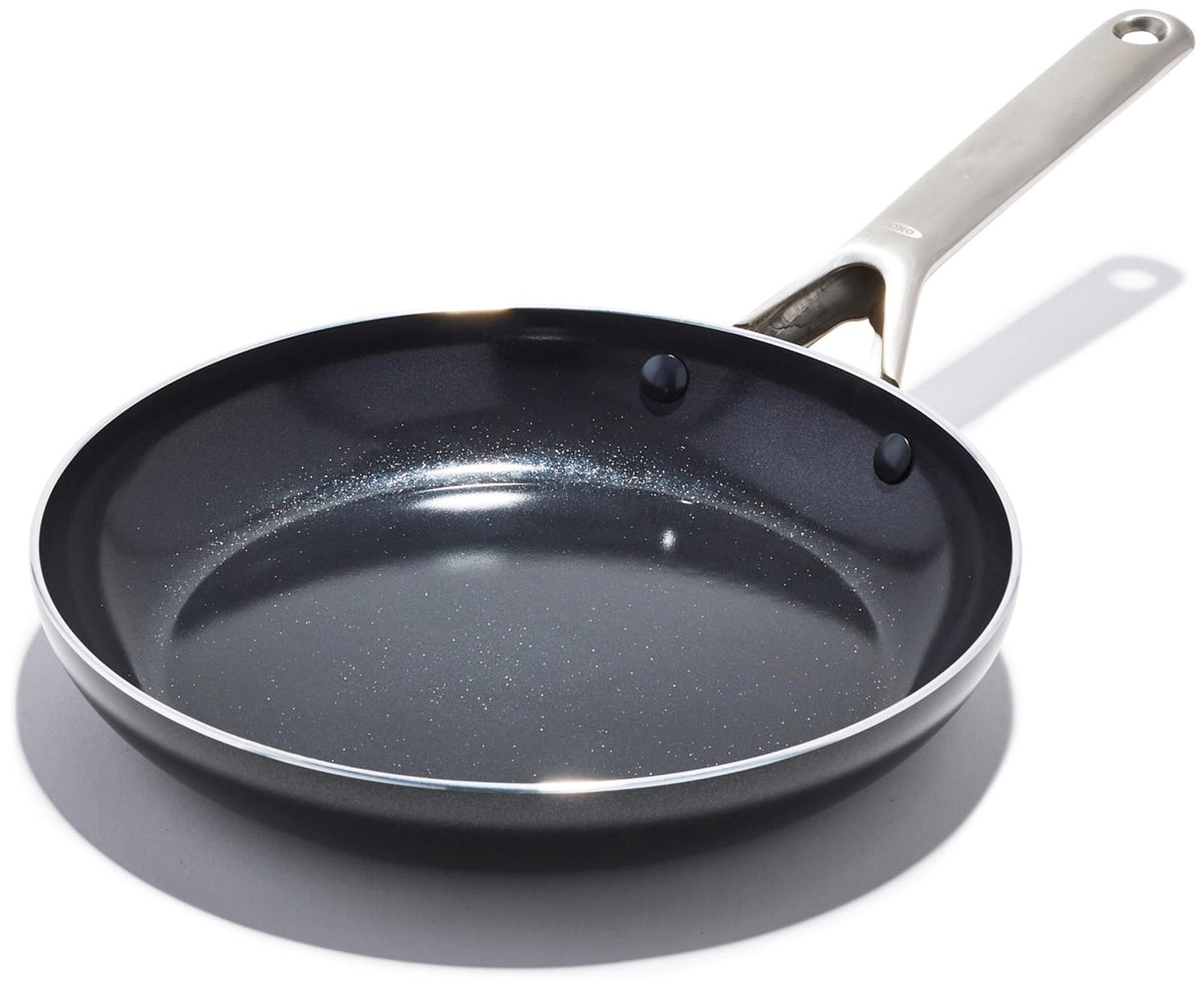 Schwarze Bratpfanne von OXO mit 26 cm Durchmesser, keramischer Antihaftbeschichtung im Innern und rundem Aluminiumkörper mit flachem Boden.