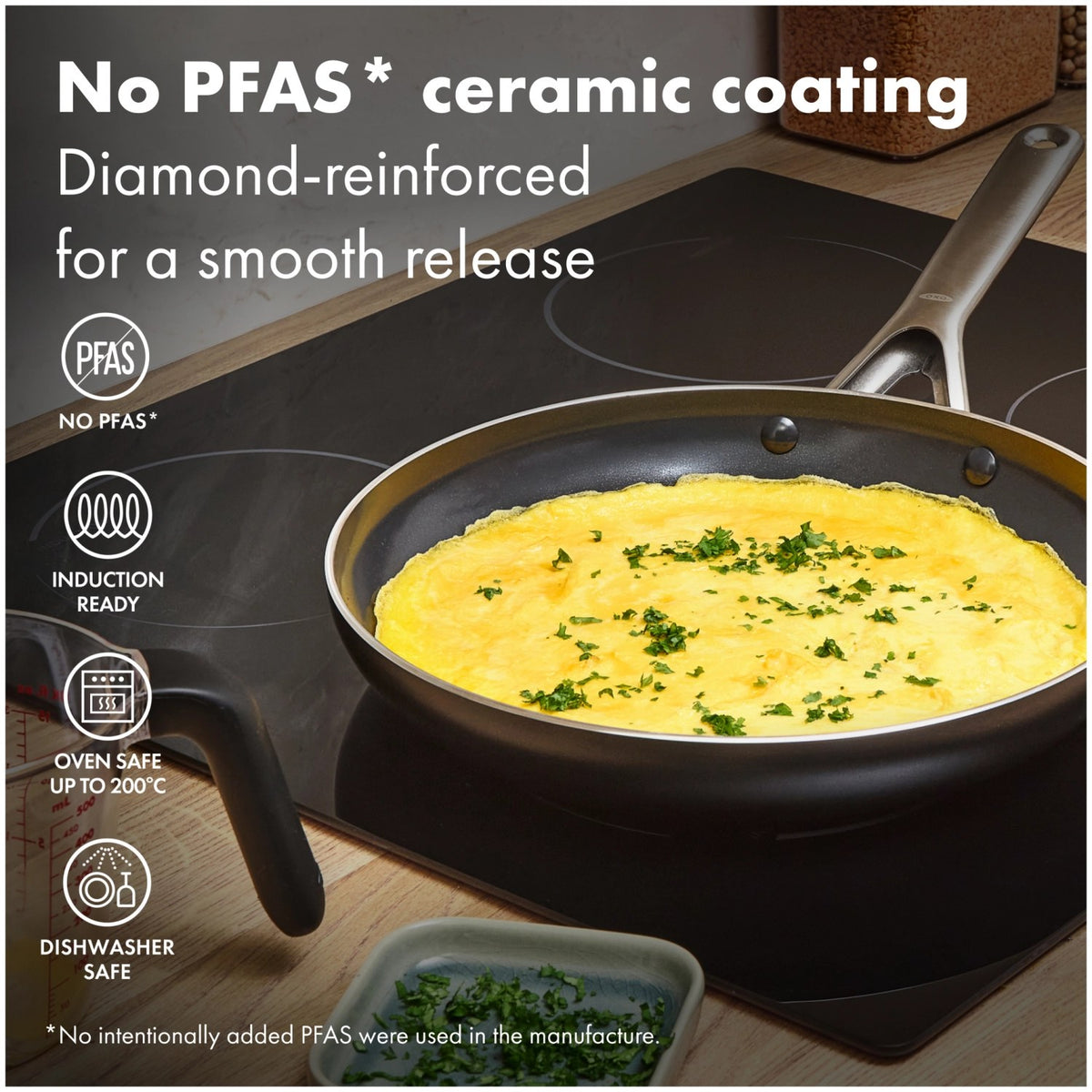 Schwarze Bratpfanne mit 30 cm Durchmesser, Antihaftbeschichtung im Inneren, Aluminiumkörper und ergonomischem Griff, Marke OXO.