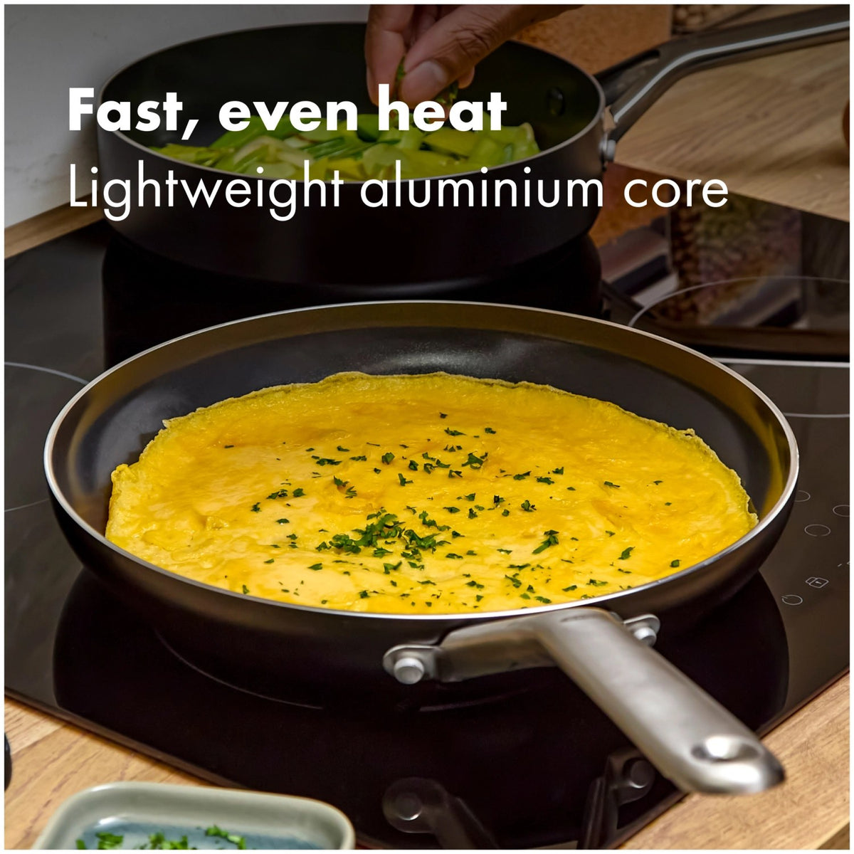 Schwarze Bratpfanne mit 30 cm Durchmesser, Antihaftbeschichtung im Inneren, Aluminiumkörper und ergonomischem Griff, Marke OXO.