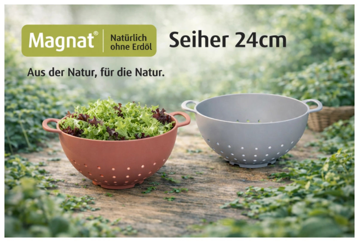 Weisses Salatsieb aus Biopolymer in Urban-Grey Optik von MAGU, rund geformt mit Standfuss, Grösse 24 x 30 x 12 cm, auf neutralem Hintergrund.