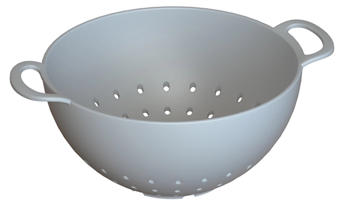 Silberfarbenes Salatsieb aus Biopolymer von MAGU, rundliche Form mit Standfuss, Grösse 24 x 30 x 12 cm, auf hellem Hintergrund fotografiert.