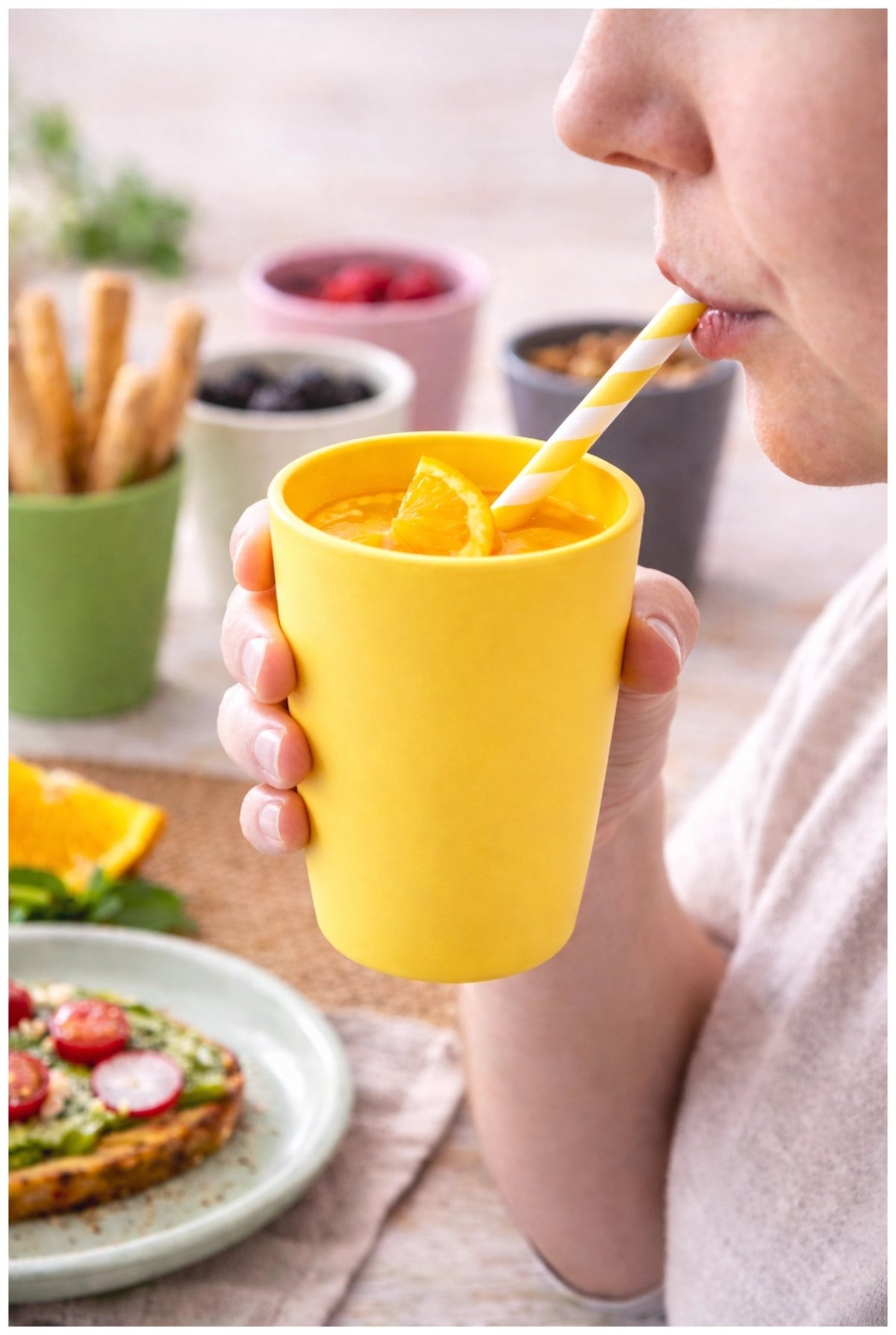 Silberner Trinkbecher aus Biopolymer-Material von MAGU mit runder, klarer Form, Fassungsvermögen 340 ml, Masse 8.2 x 8.2 x 11 cm.