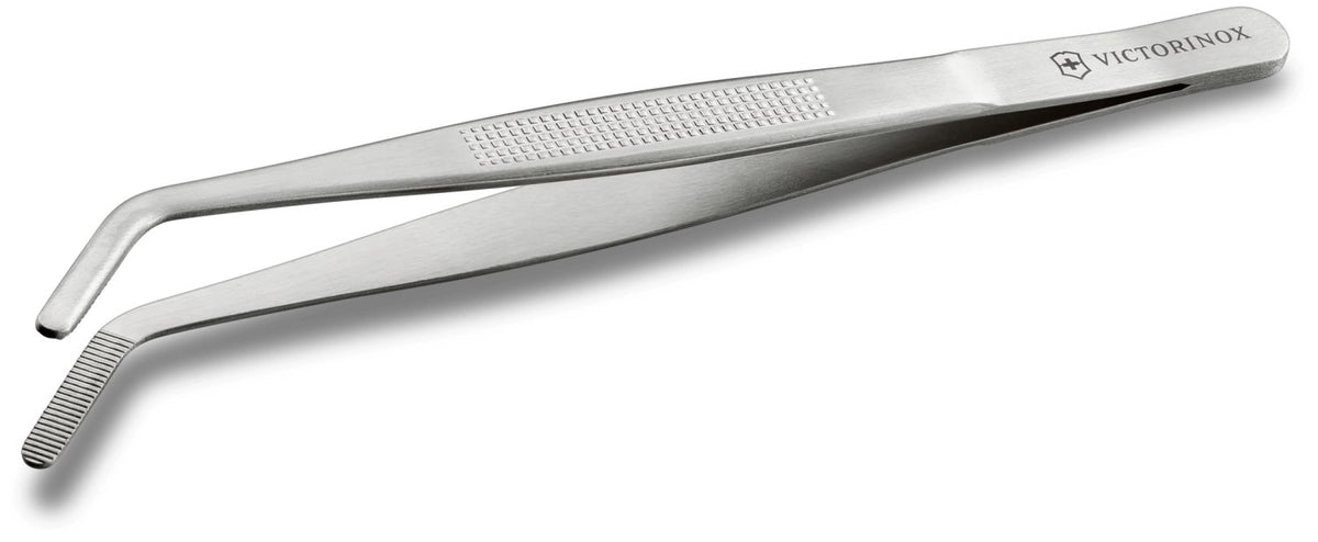 Silberne Victorinox Pinzette aus Edelstahl mit gebogener Form und rutschfestem Griff, Länge 15.6 cm, auf weissem Hintergrund fotografiert.