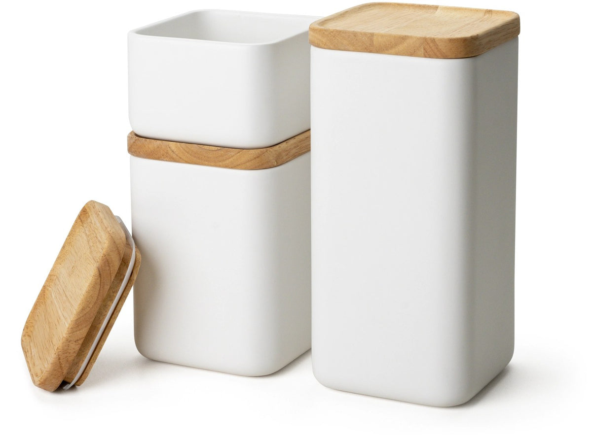 Weisse Keramik Vorratsdose mit hellem Holzdeckel und Silikonring, abgerundete Form, Grösse 10.5x10.5x14.5 cm, stehend fotografiert.