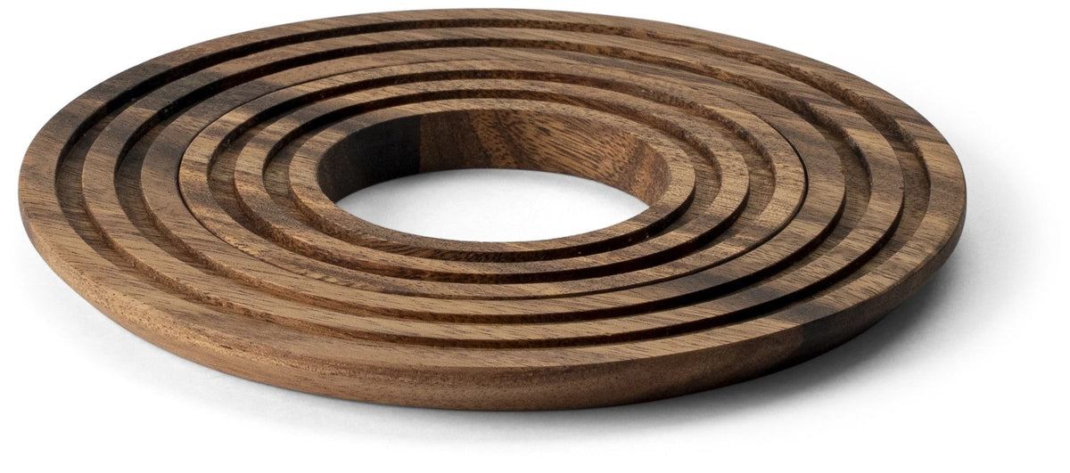 Zwei runde Untersetzer aus Akazienholz in Braun, ineinander verschachtelt, mit eingefrästen Rillen, Durchmesser 21 cm, Höhe 1.5 cm.