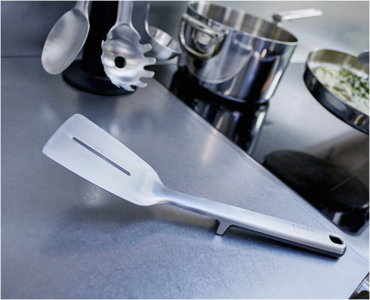 5-teiliges Utensilienhalter-Set aus Edelstahl in Silber: Kochlöffel, Schlitzwender, Spaghettizange, Schöpfkelle, Grillzange auf drehbarem Karussell.