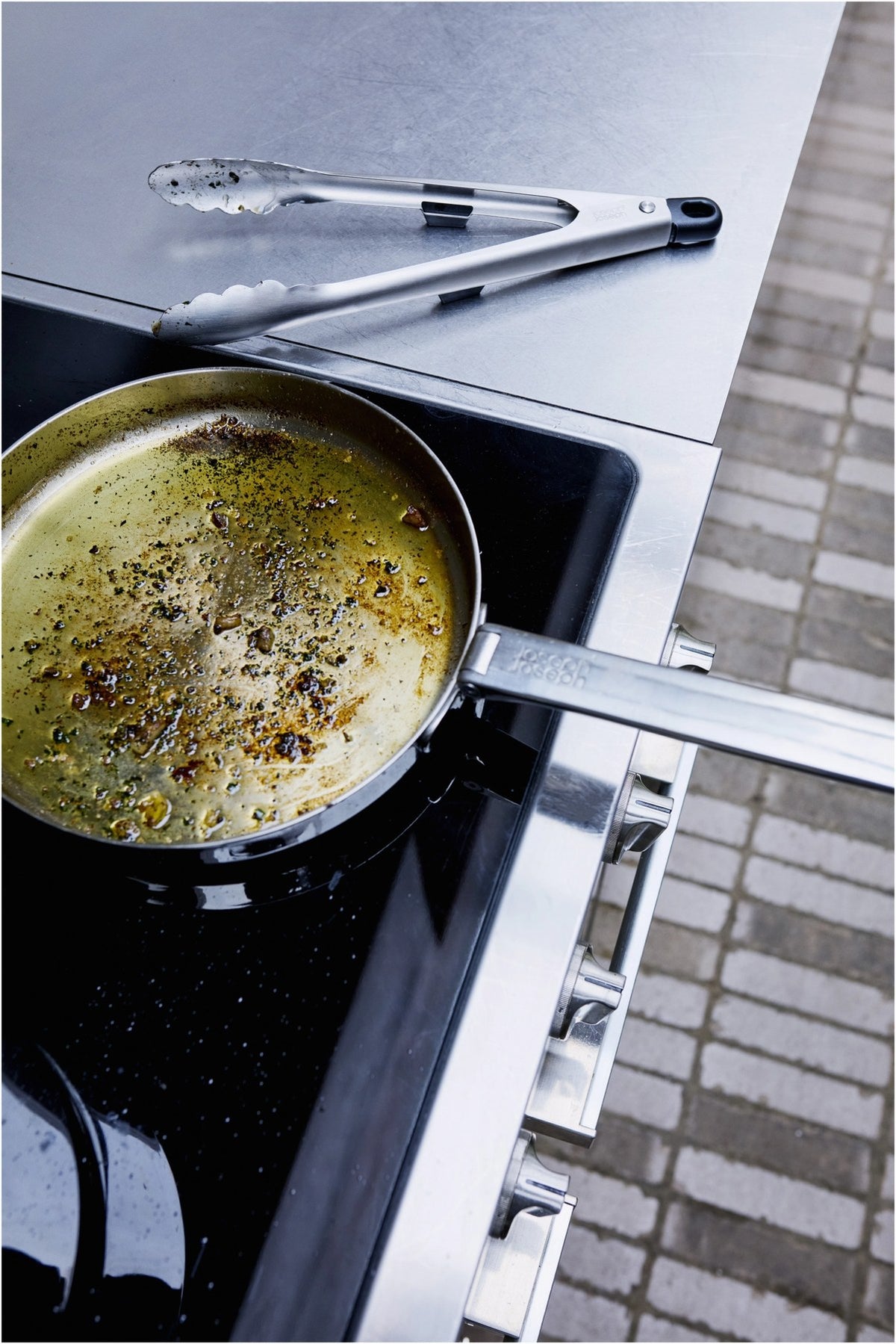 5-teiliges Utensilienhalter-Set aus Edelstahl in Silber: Kochlöffel, Schlitzwender, Spaghettizange, Schöpfkelle, Grillzange auf drehbarem Karussell.