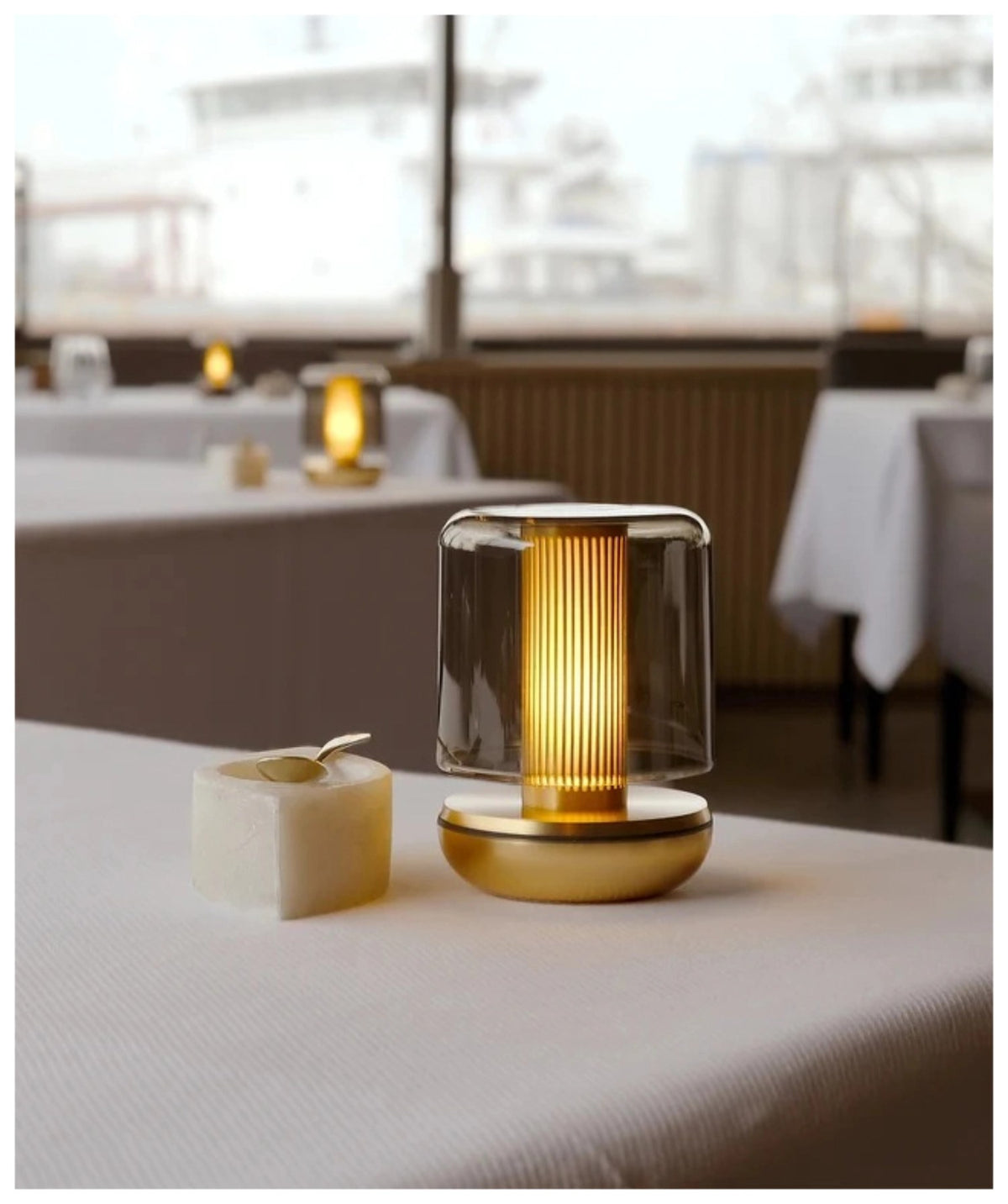 Goldene Firefly Tischlampe von Humble Light, kompakte Tischleuchte mit rundlicher Form, Masse 8.6 x 8.6 x 11.8 cm, freigestellt fotografiert.